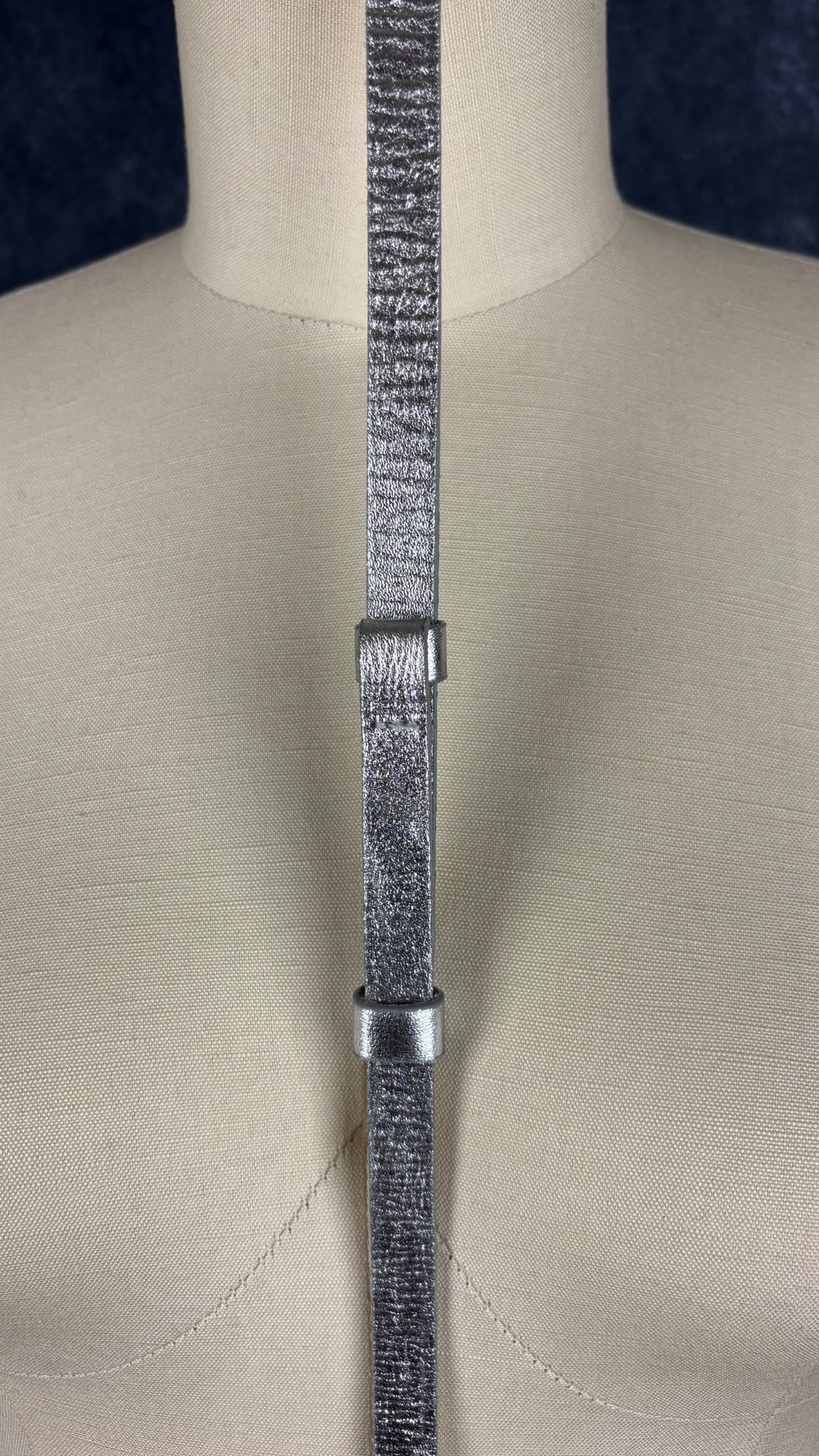 Ceinture en cuir véritable argent, fait au Canada Simons, taille unique. Vue de près des ajustements possibles.