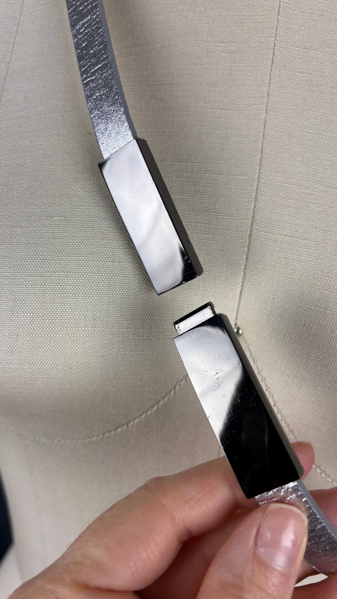 Ceinture en cuir véritable argent, fait au Canada Simons, taille unique. Vue de près de la boucle.