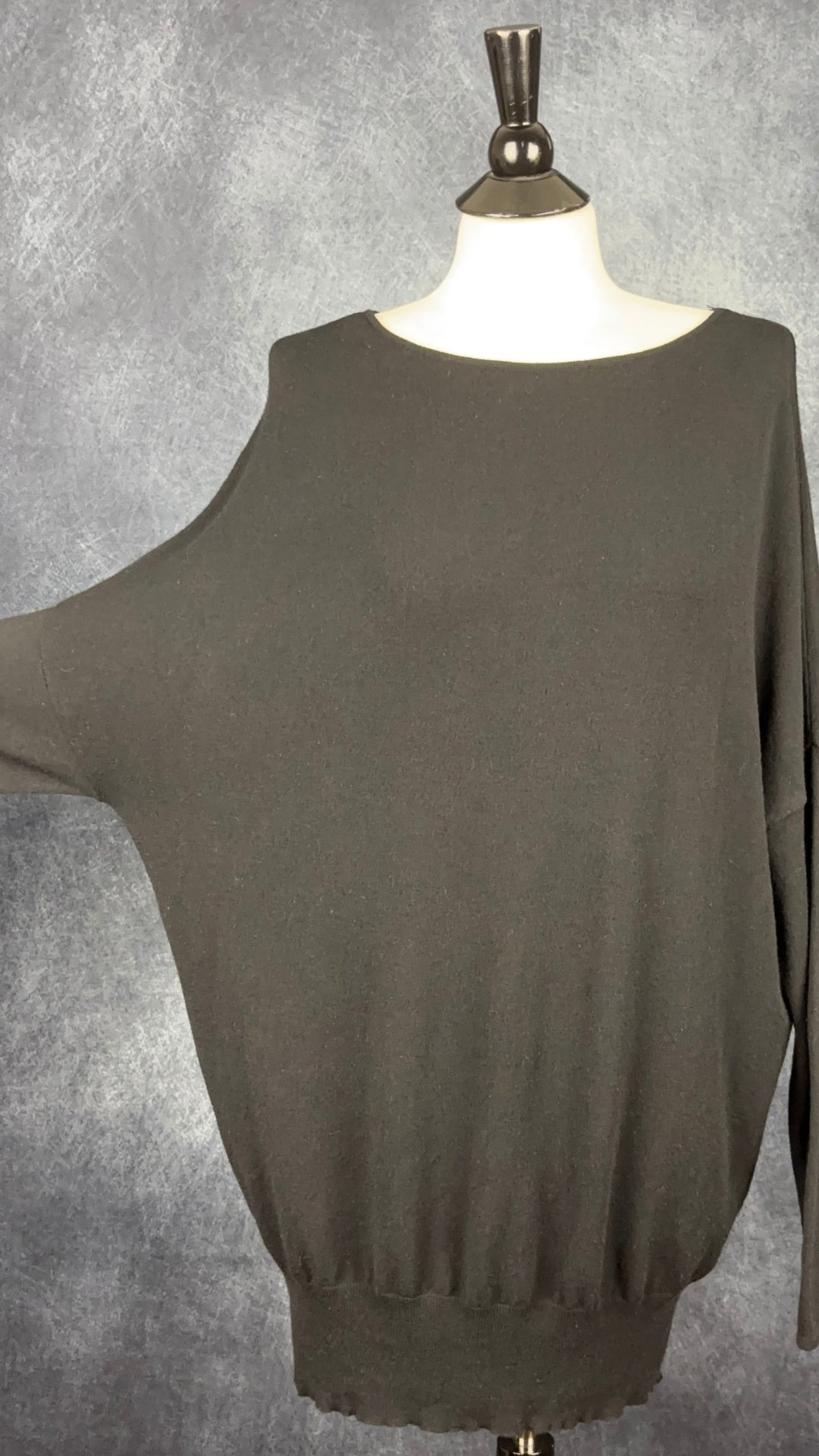 Chandail ample en fin tricot noir Sarah Pacini, taille one size. Vue de face, manche relevée.