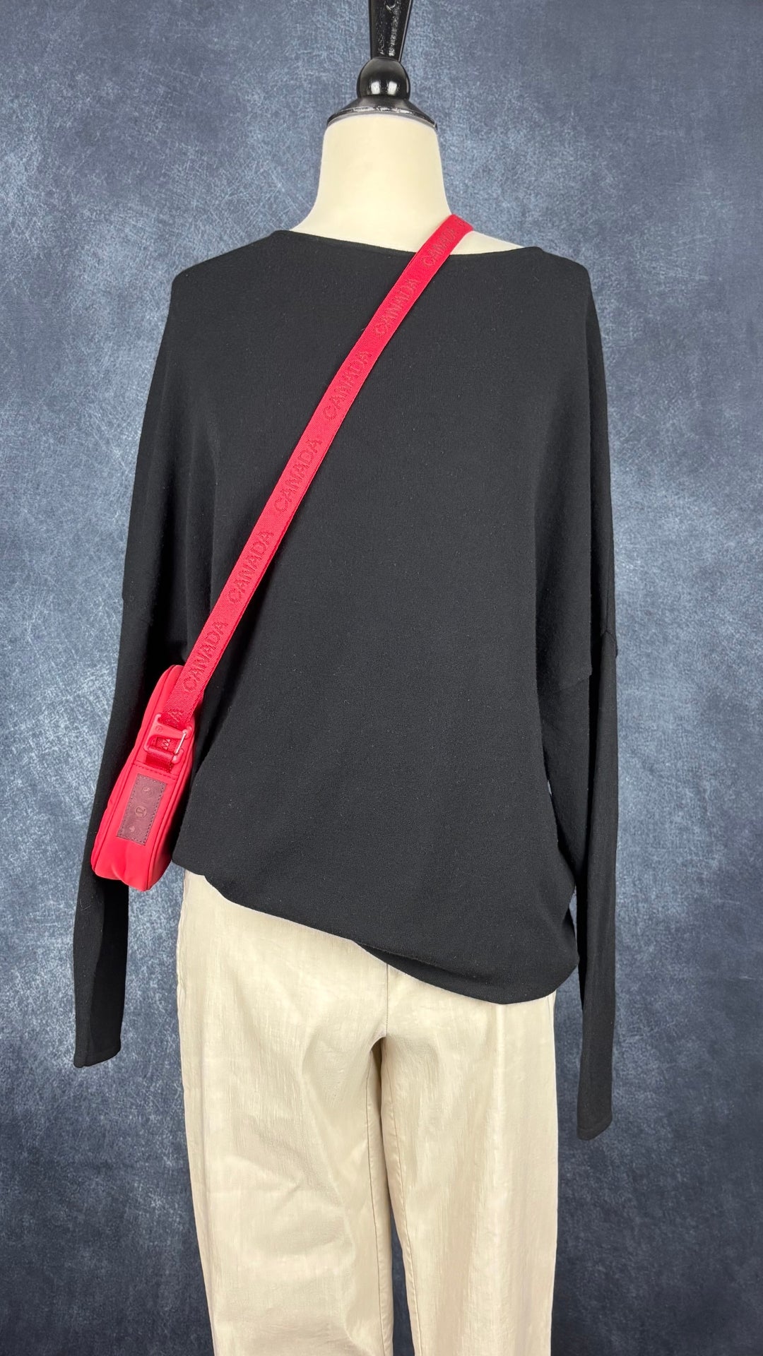 Chandail ample en fin tricot noir Sarah Pacini, taille one size. Vue de l'agencement avec le pantalon Sarah Pacini beige et le sac rouge Lululemon.