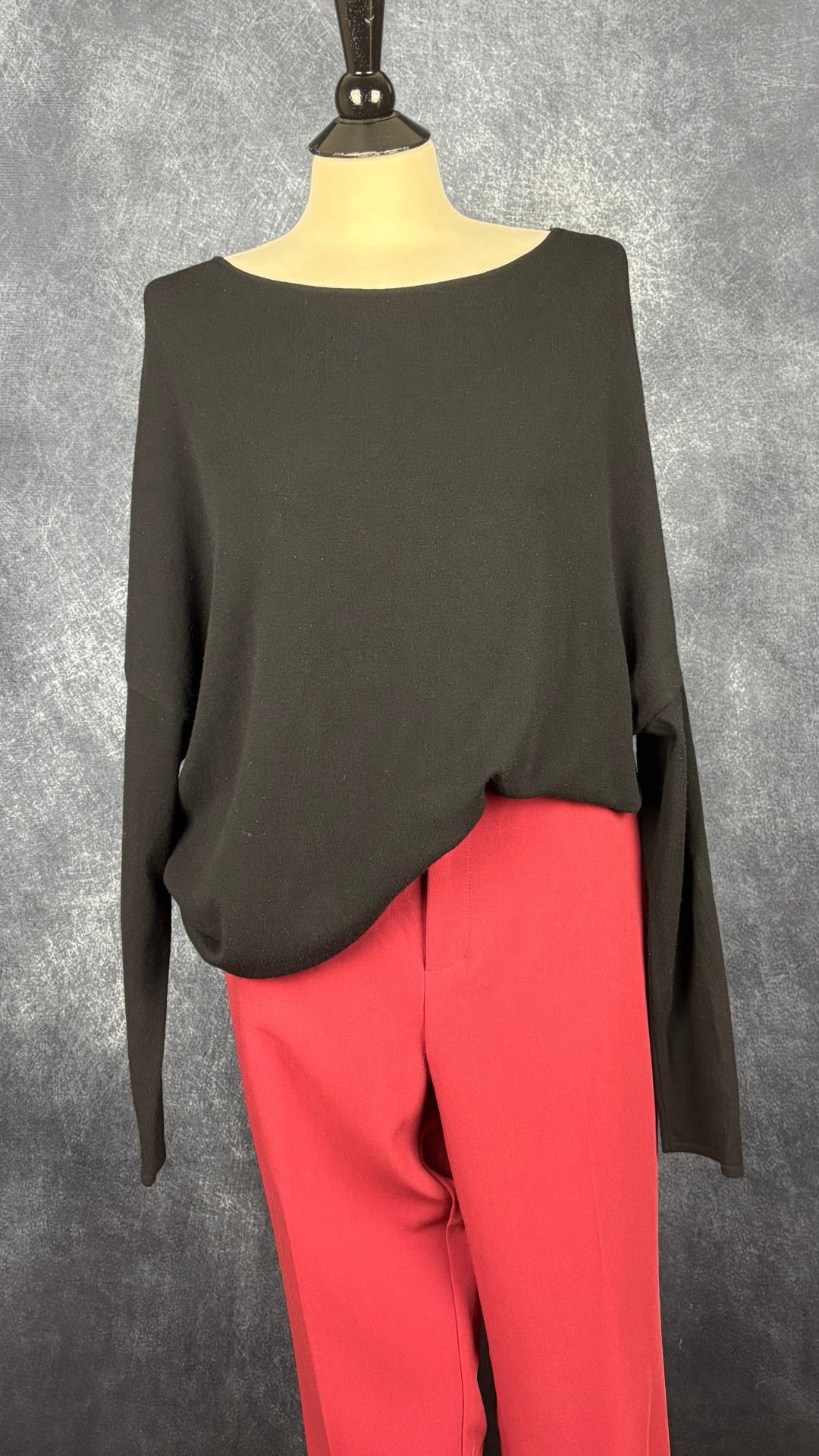Chandail ample en fin tricot noir Sarah Pacini, taille one size. Vue de l'agencement avec le pantalon rouge brique Part Two.
