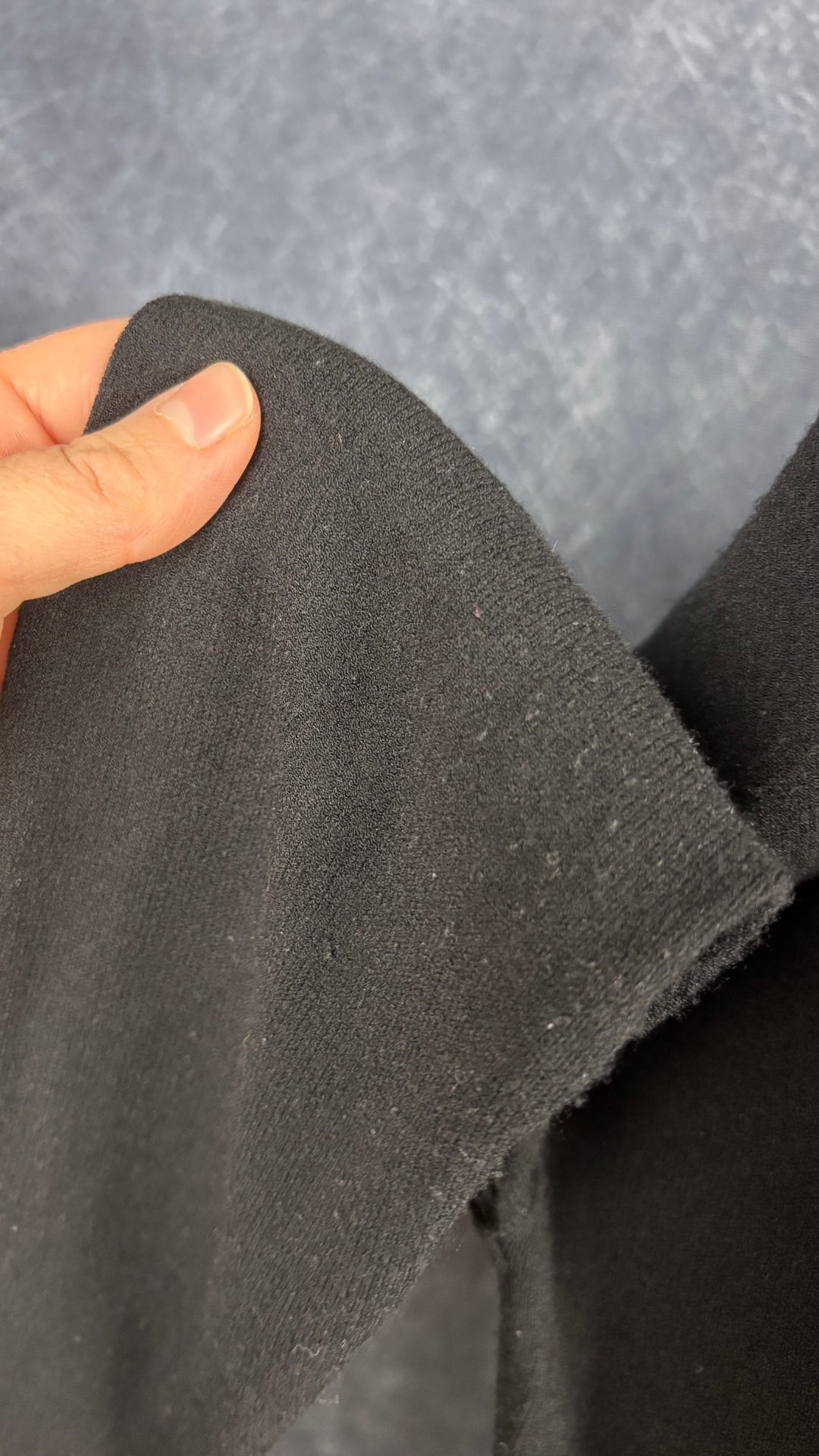 Chandail ample en fin tricot noir Sarah Pacini, taille one size. Vue de près des petites bouloches.