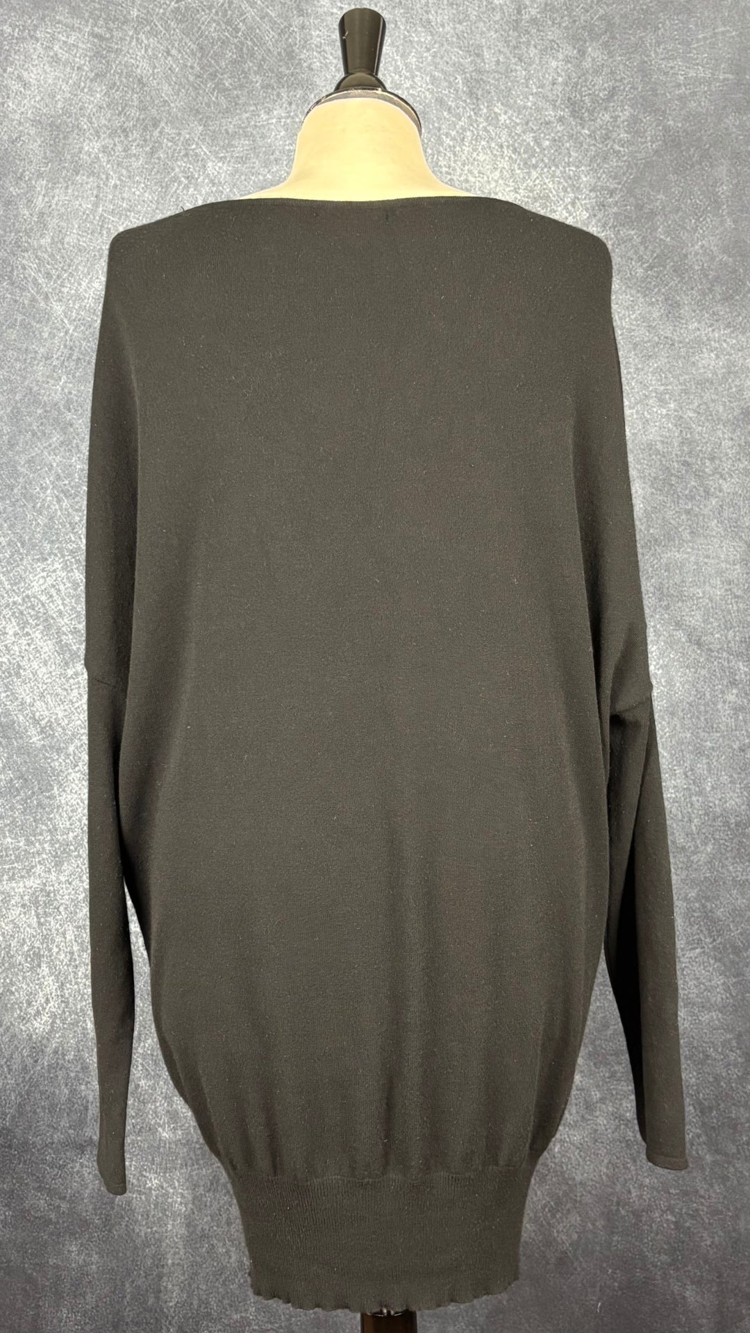 Chandail ample en fin tricot noir Sarah Pacini, taille one size. Vue de dos.