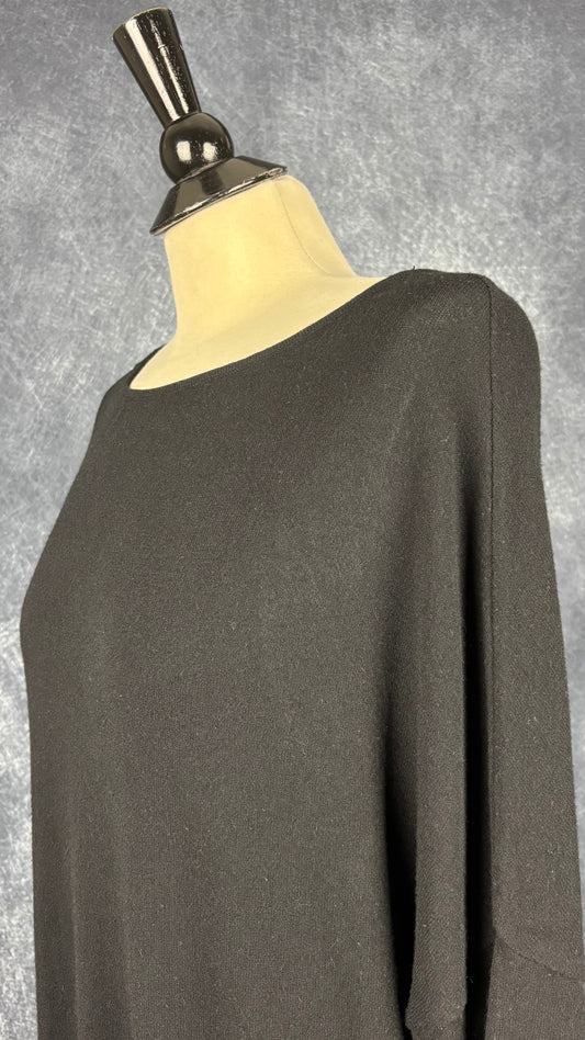 Chandail ample en fin tricot noir Sarah Pacini, taille one size. Vue de l'encolure.