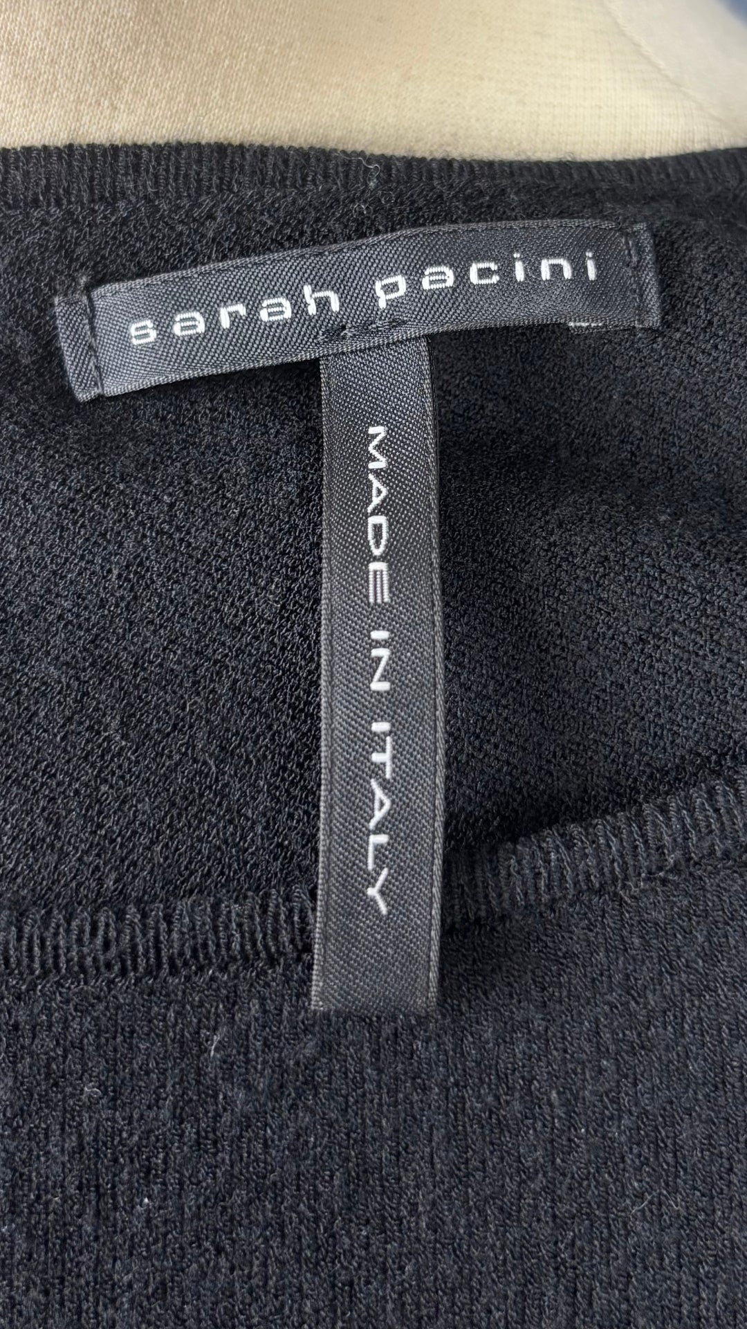 Chandail ample en fin tricot noir Sarah Pacini, taille one size. Vue de l'étiquette.
