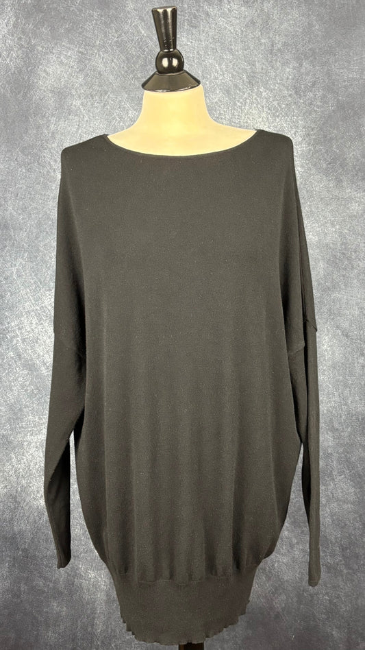Chandail ample en fin tricot noir Sarah Pacini, taille one size. Vue de face.