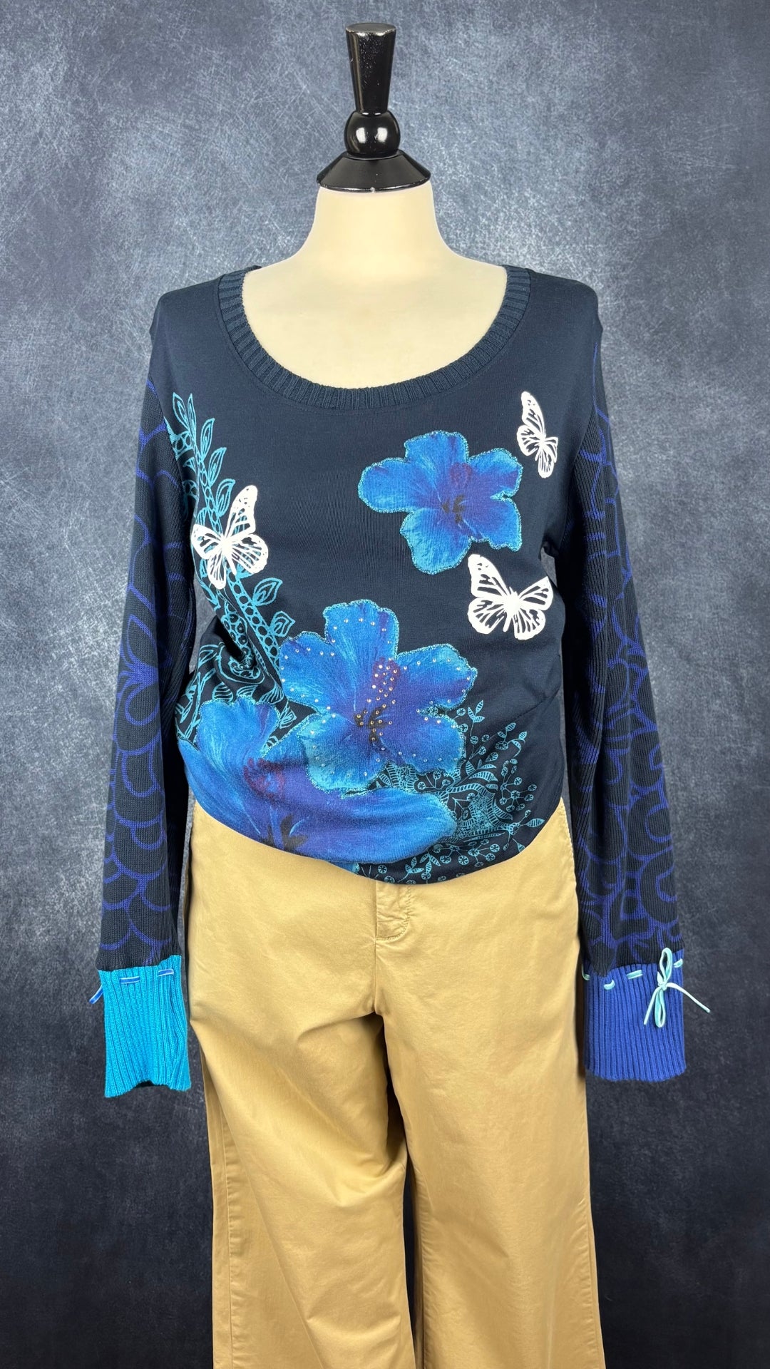 Chandail bi-matière en coton avec fleurs et papillons Desigual, taille xl (fait plus m/l). Vue de l'agencement avec le pantalon beige Part Two.
