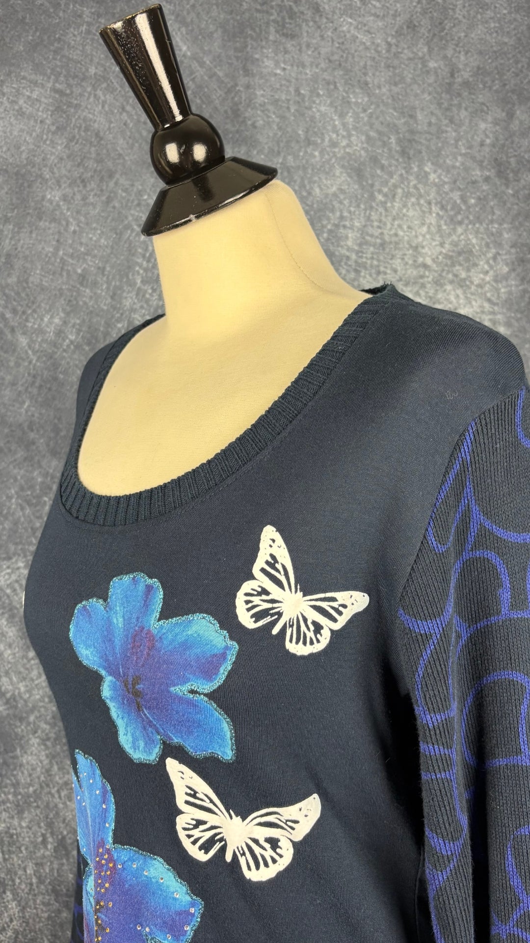 Chandail bi-matière en coton avec fleurs et papillons Desigual, taille xl (fait plus m/l). Vue de l'encolure.