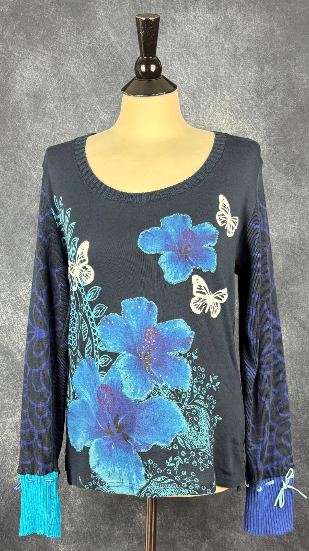 Chandail bi-matière en coton avec fleurs et papillons Desigual, taille xl (fait plus m/l). Vue de face.