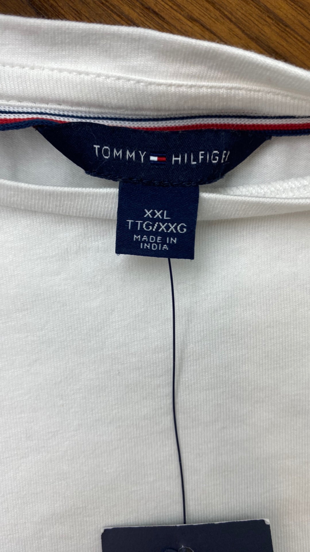 Chandail blanc ourlet à rayures Tommy Hilfiger, taille xxl. Vue de l'étiquette de marque et taille.