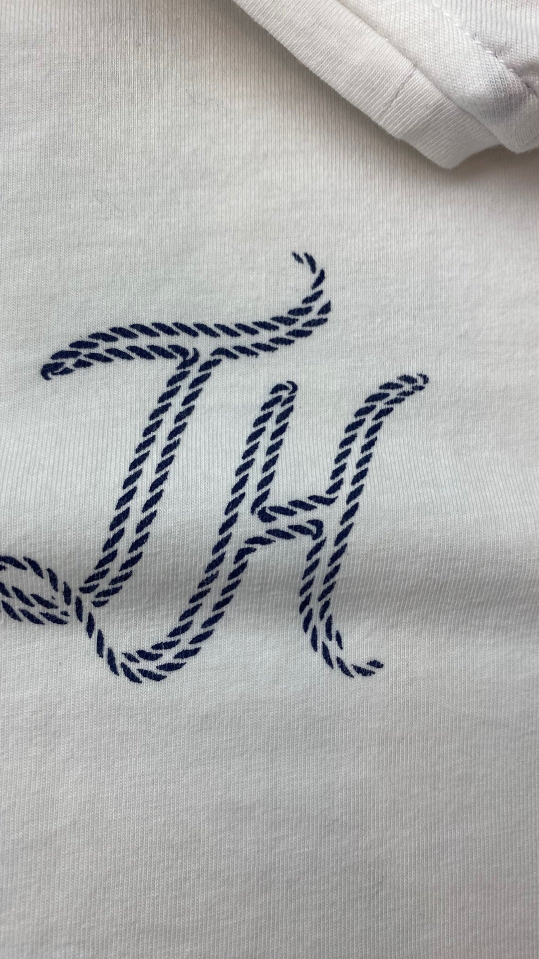 Chandail blanc ourlet à rayures Tommy Hilfiger, taille xxl. Vue du logo.