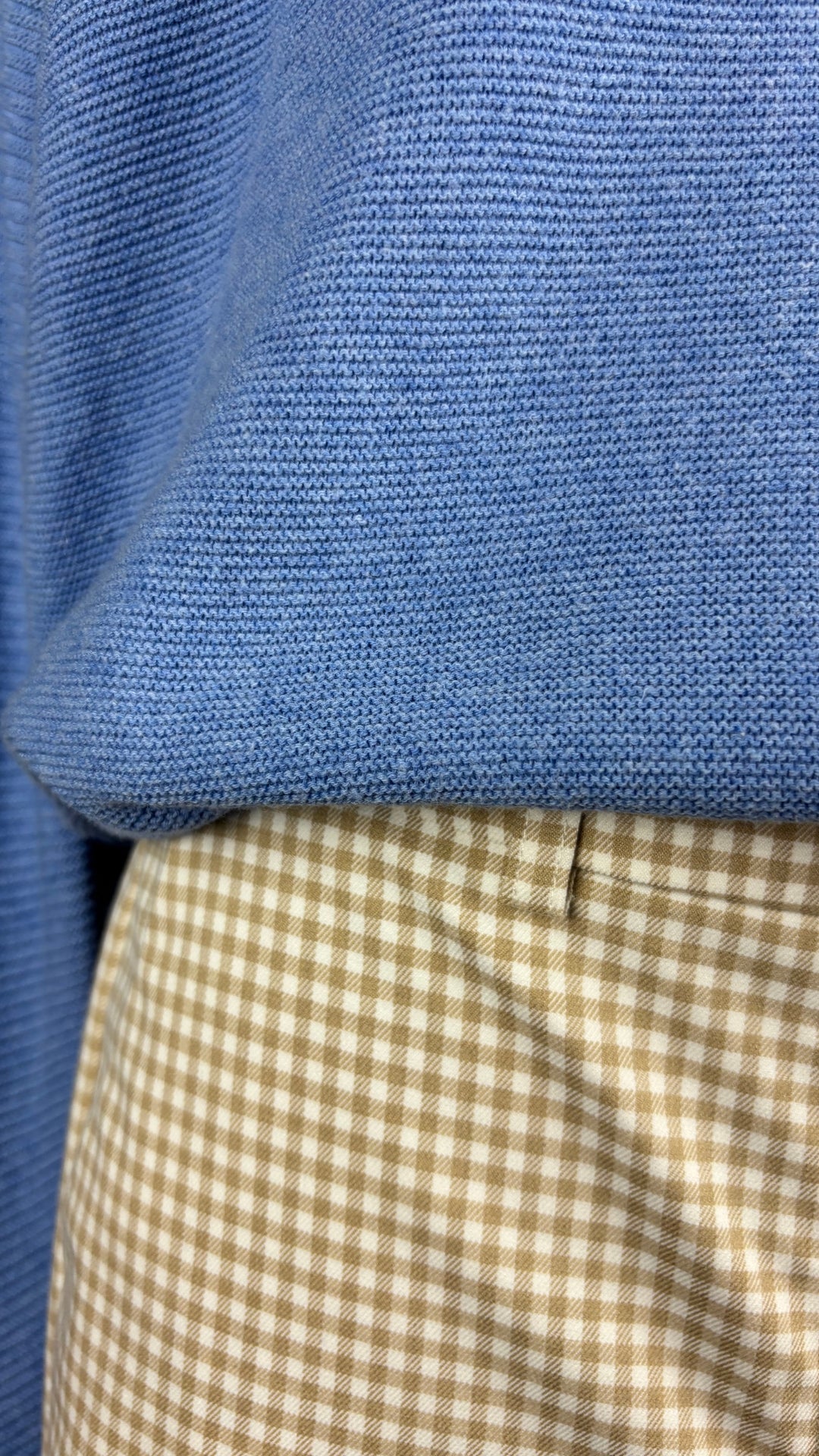 Chandail bleu doux (un peu lavande) en doux et fin tricot de coton Yaya, taille small. Vue de près de l'agencement avec le bermuda vichy beige Tristan.
