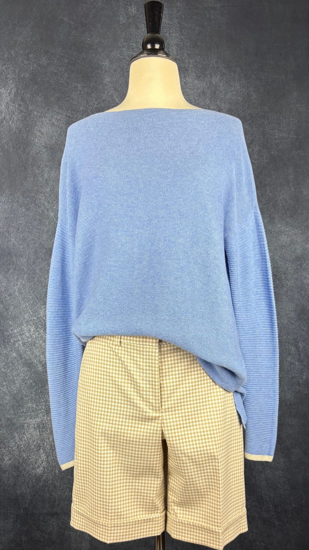 Chandail bleu doux (un peu lavande) en doux et fin tricot de coton Yaya, taille small. Vue de l'agencement avec le bermuda beige vichy Tristan.