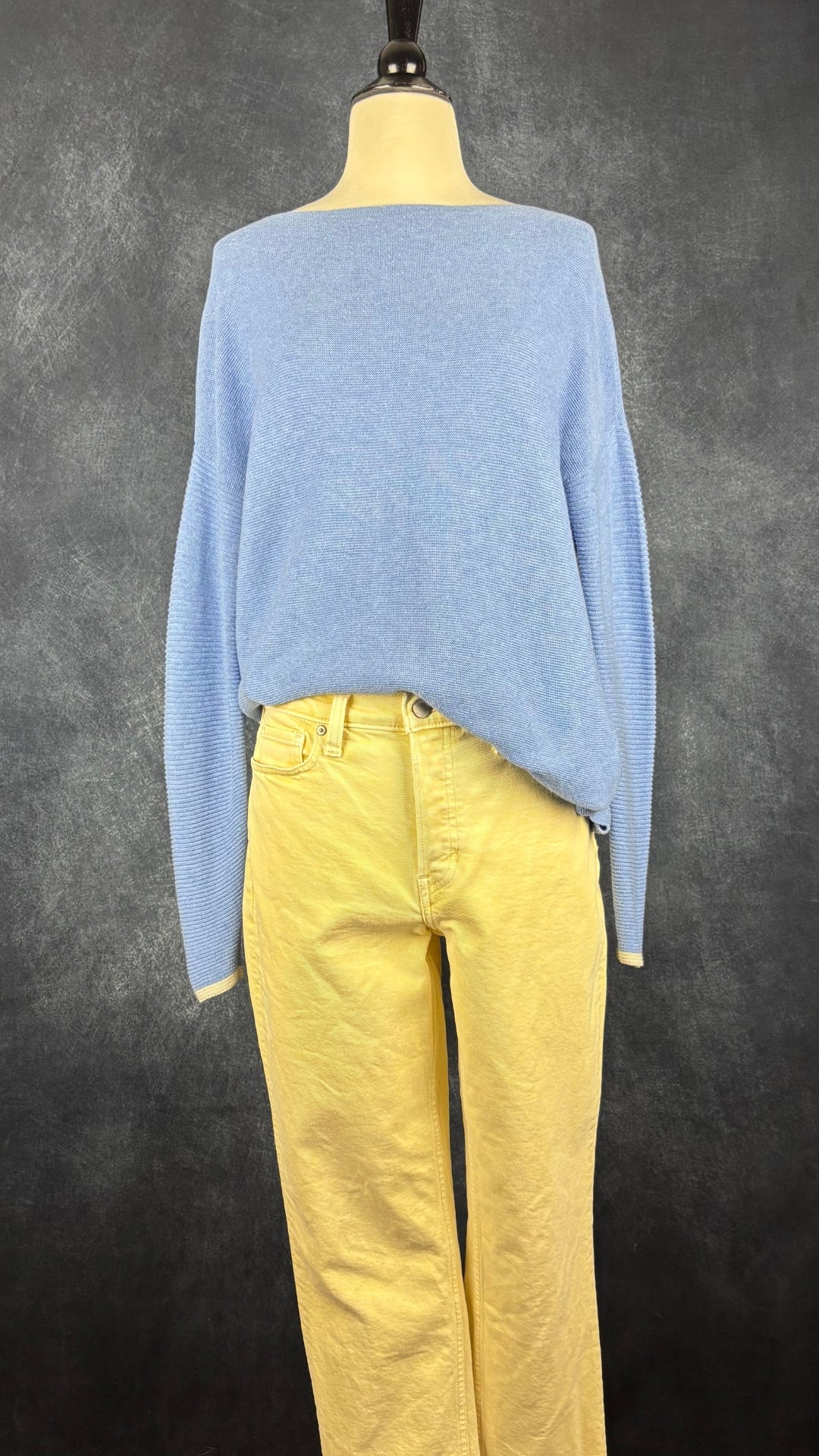 Chandail bleu doux (un peu lavande) en doux et fin tricot de coton Yaya, taille small. Vue de l'agencement avec le jeans jaune doux Banana Republic.