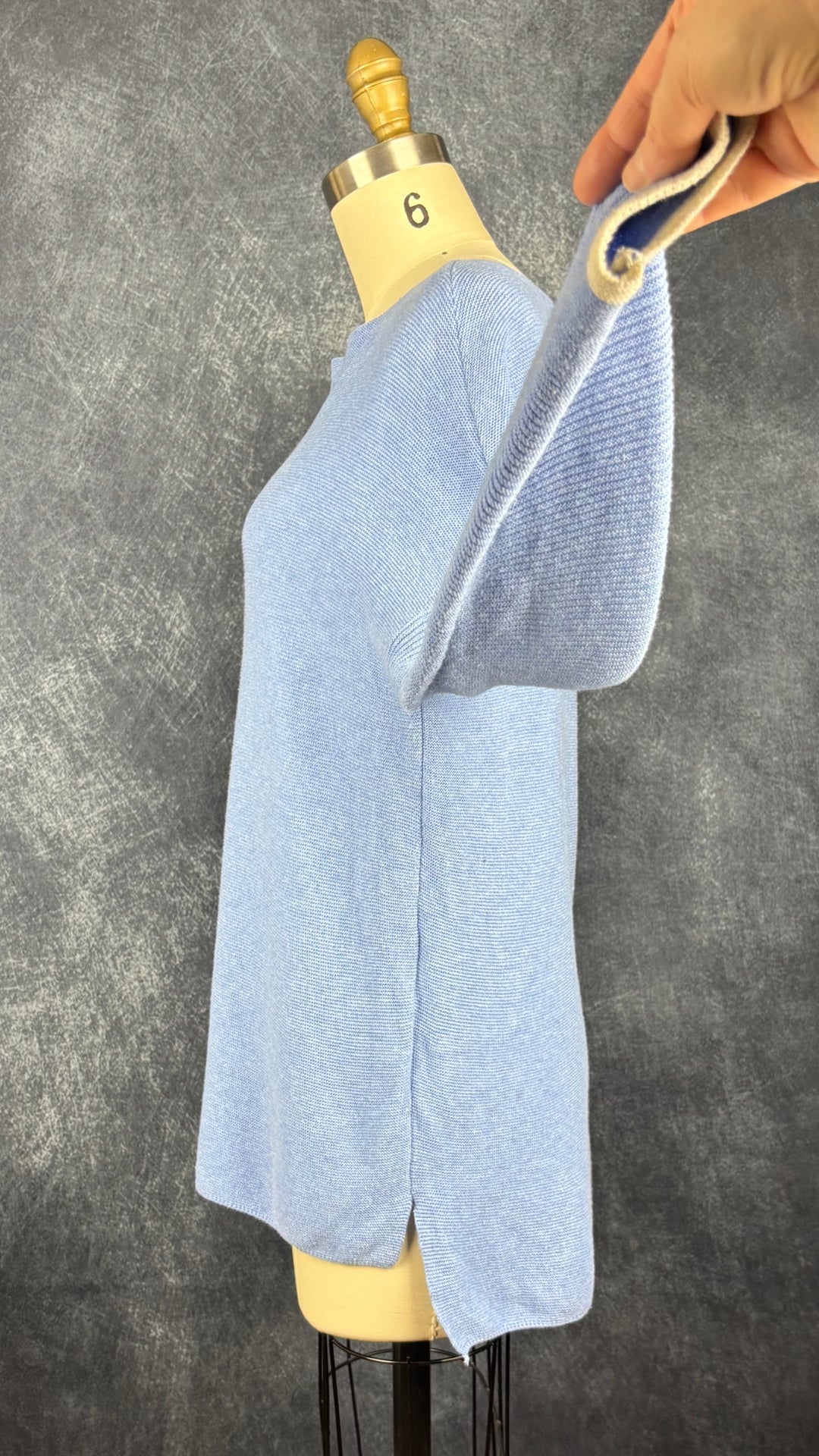 Chandail bleu doux (un peu lavande) en doux et fin tricot de coton Yaya, taille small. Vue de côté, manche relevée.
