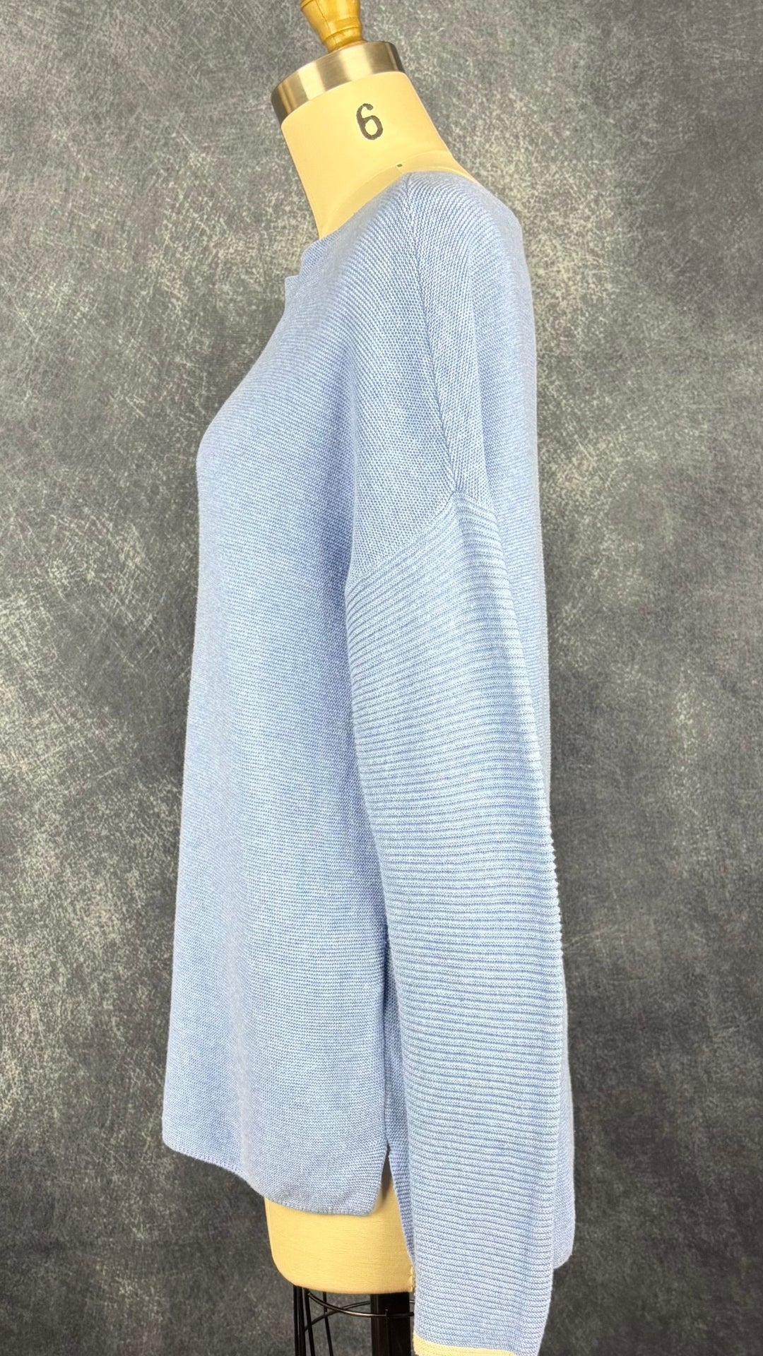 Chandail bleu doux (un peu lavande) en doux et fin tricot de coton Yaya, taille small. Vue de côté.