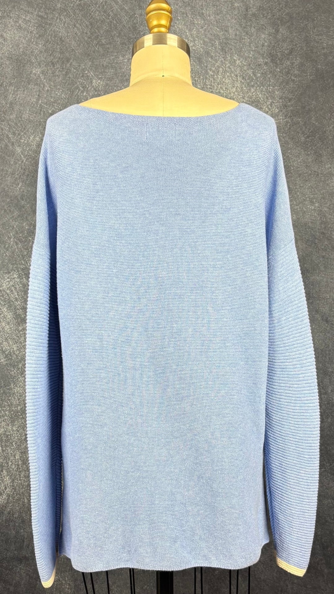 Chandail bleu doux (un peu lavande) en doux et fin tricot de coton Yaya, taille small. Vue de dos.