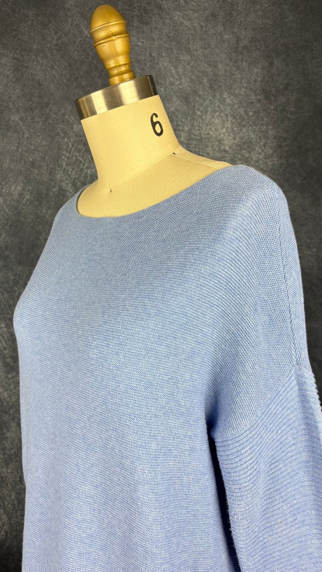 Chandail bleu doux (un peu lavande) en doux et fin tricot de coton Yaya, taille small. Vue de l'encolure.