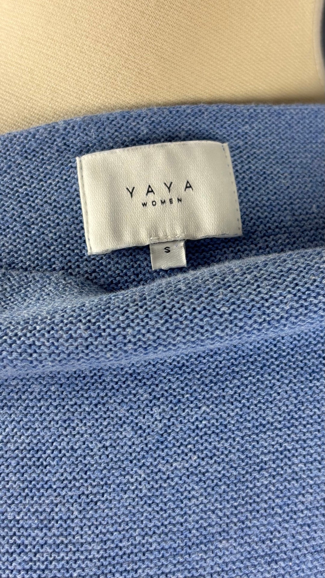 Chandail bleu doux (un peu lavande) en doux et fin tricot de coton Yaya, taille small. Vue de l'étiquette.