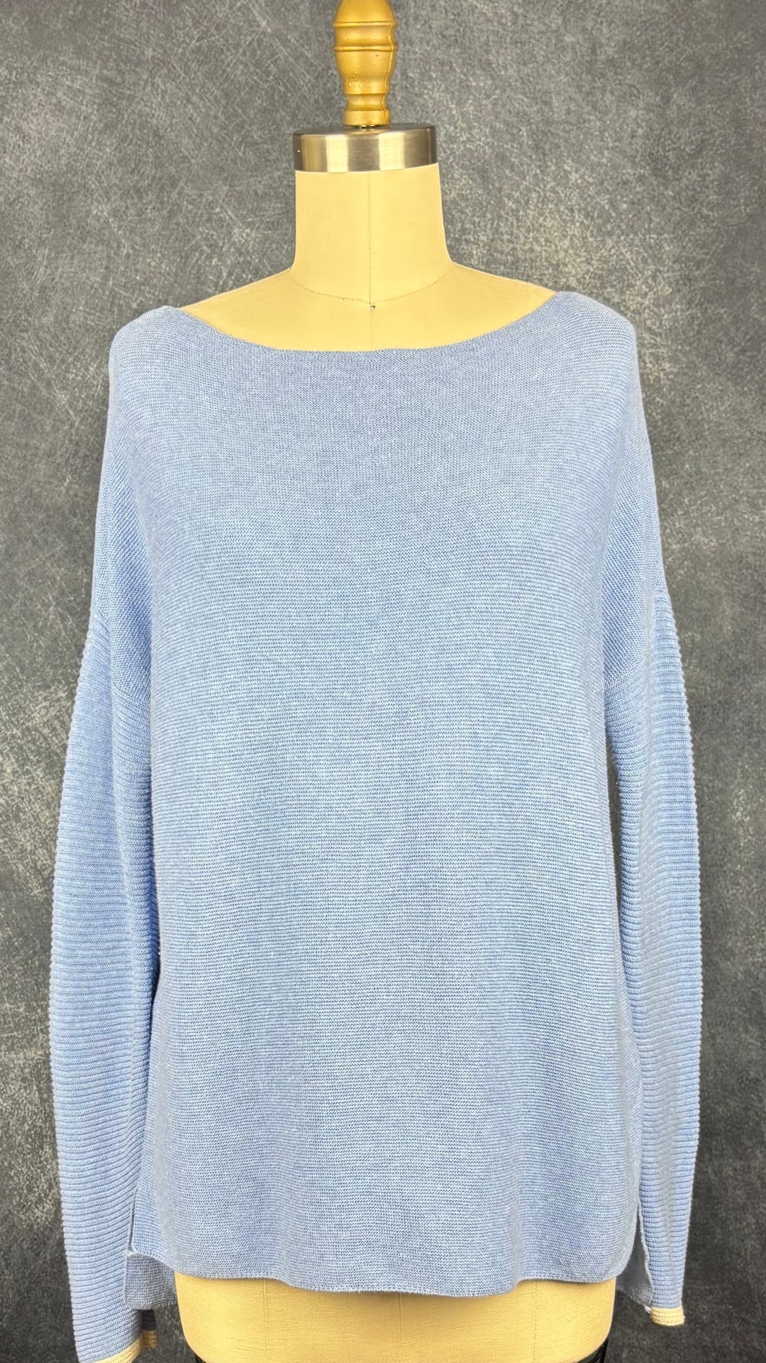 Chandail bleu doux (un peu lavande) en doux et fin tricot de coton Yaya, taille small. Vue de face.