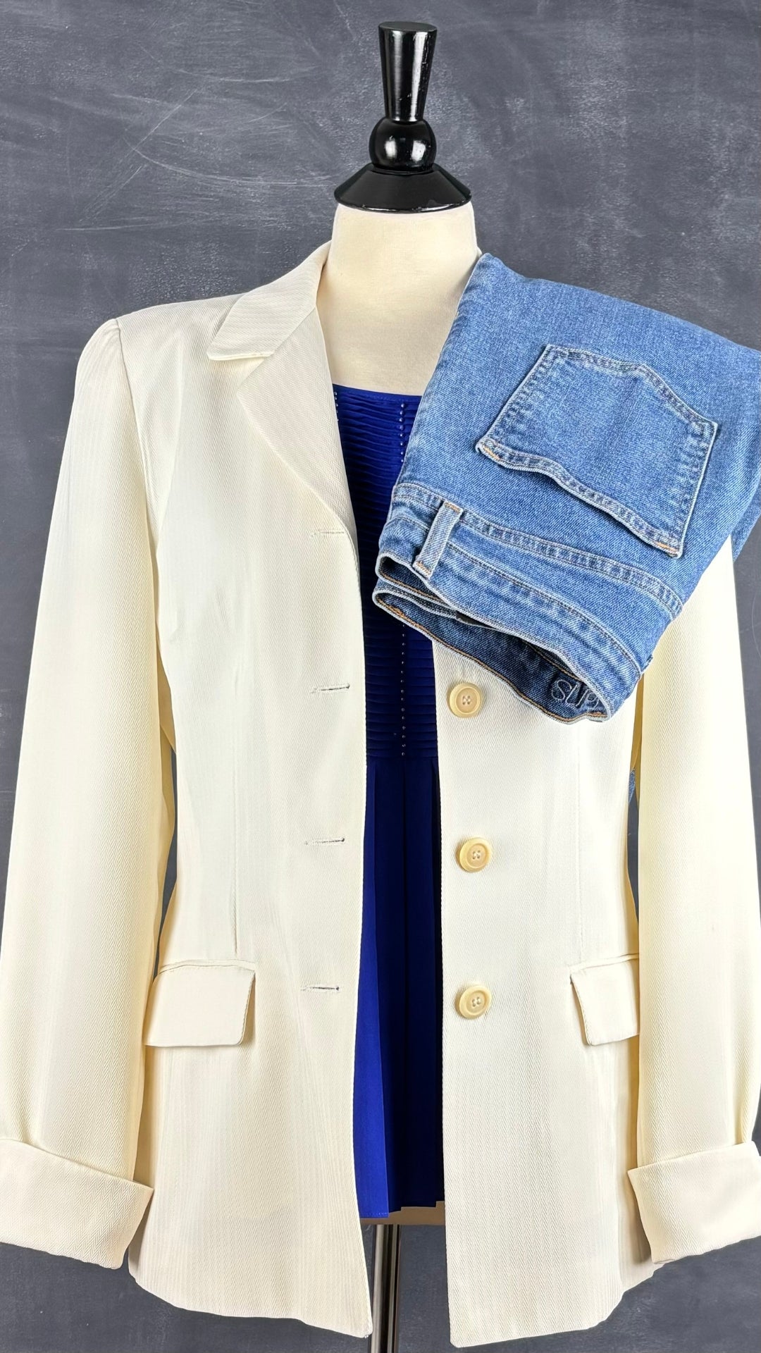 Chandail bleu royal plissé Un jour ailleurs, taille 2 (m/l). Vue de l'agencement avec le blazer estival crème et le jeans Yoga Jeans.