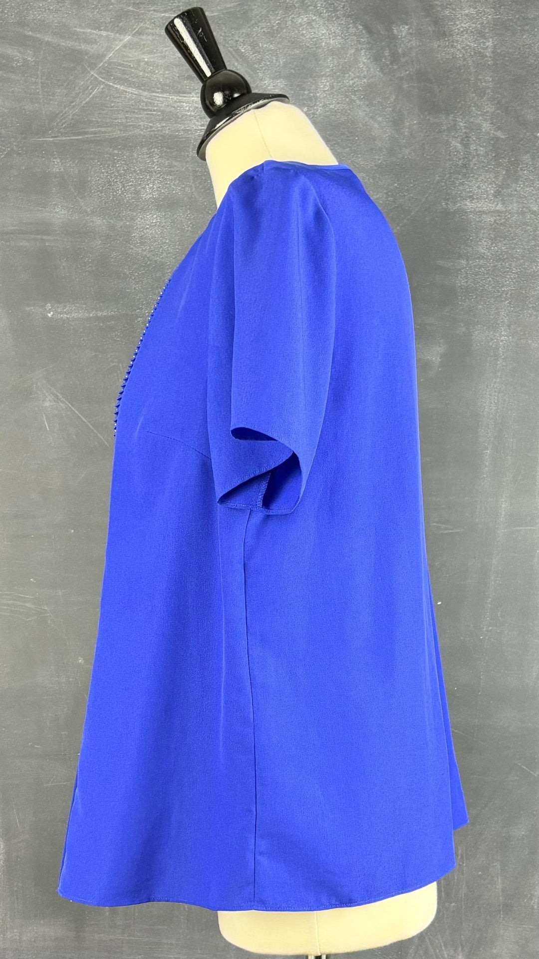 Chandail bleu royal plissé Un jour ailleurs, taille 2 (m/l). Vue de côté.