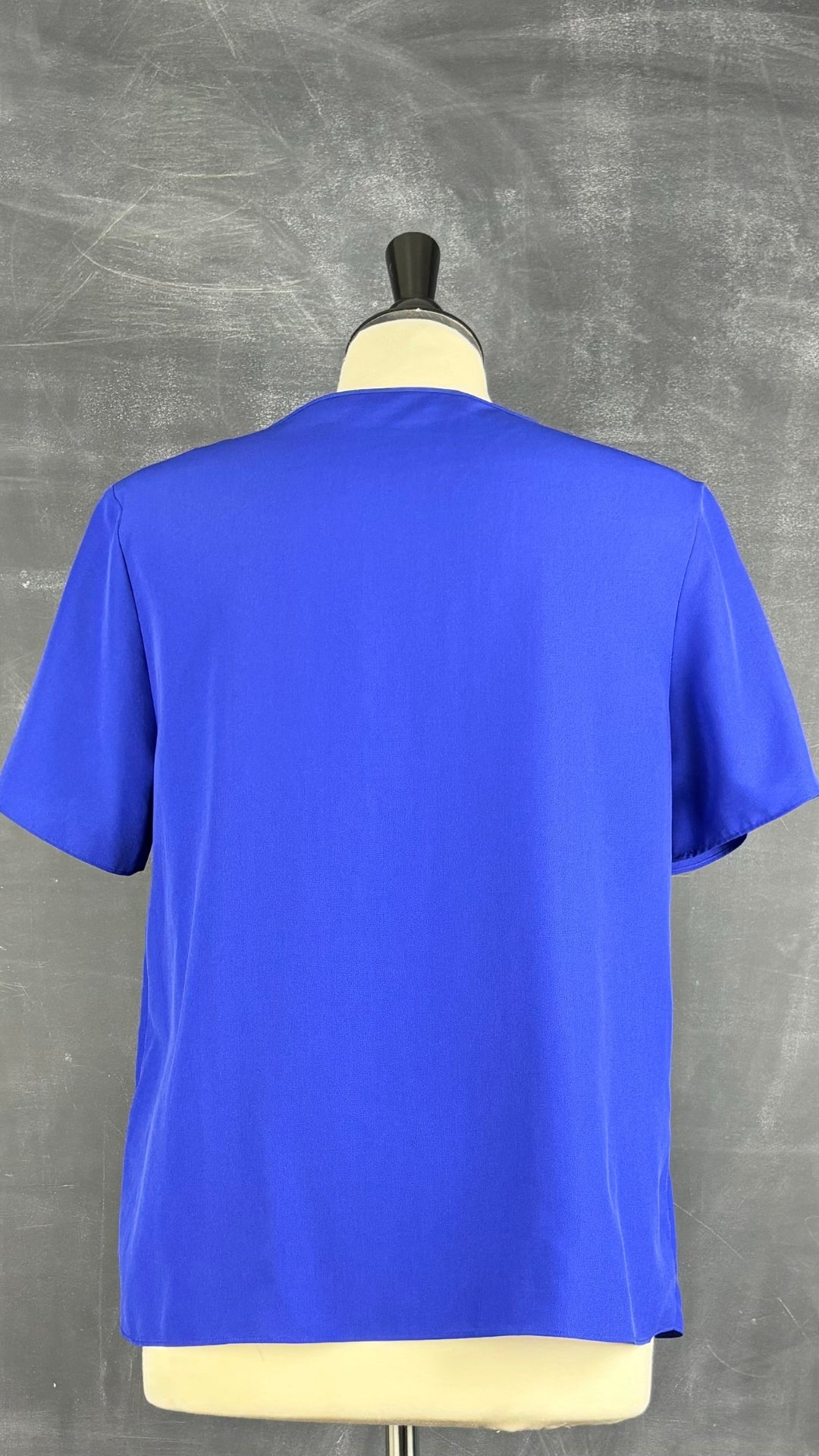 Chandail bleu royal plissé Un jour ailleurs, taille 2 (m/l). Vue de dos.