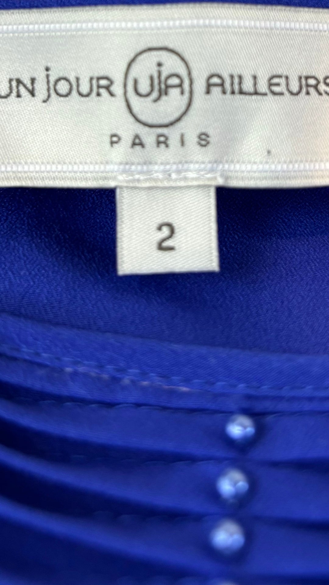 Chandail bleu royal plissé Un jour ailleurs, taille 2 (m/l). Vue de l'étiquette de marque et de taille.