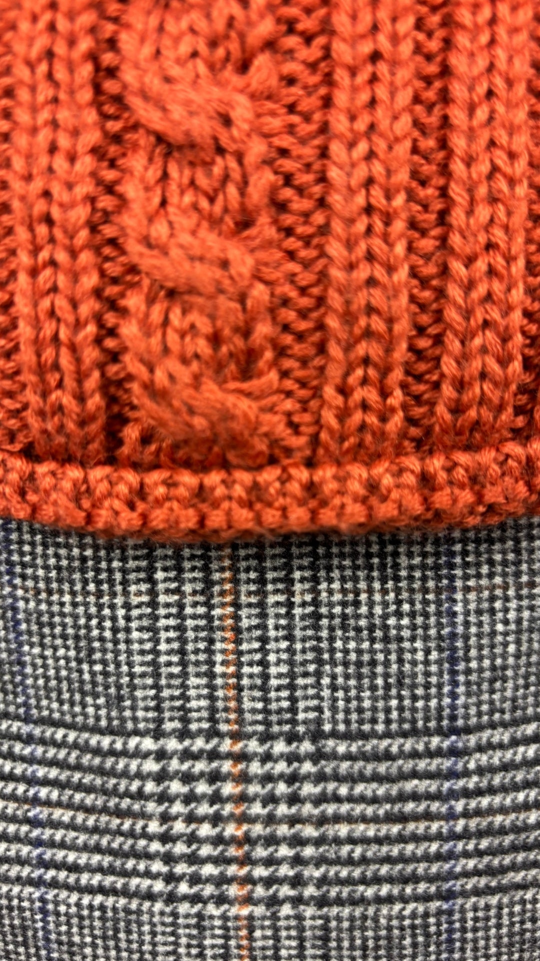 Chandail cache-coeur en tricot à capuchon couleur rouille Berretti, taille medium. Vue de près du mélange de couleur entre la jupe Wilfred et le cardigan.