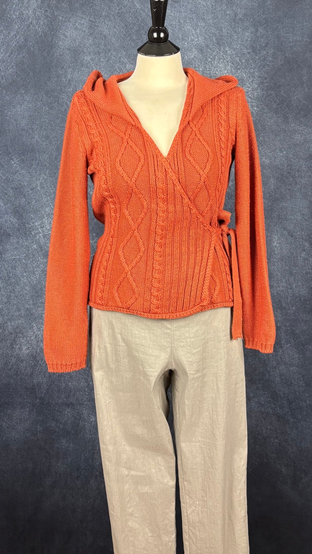 Chandail cache-coeur en tricot à capuchon couleur rouille Berretti, taille medium. Vue de l'agencement avec le pantalon Sarah Pacini.