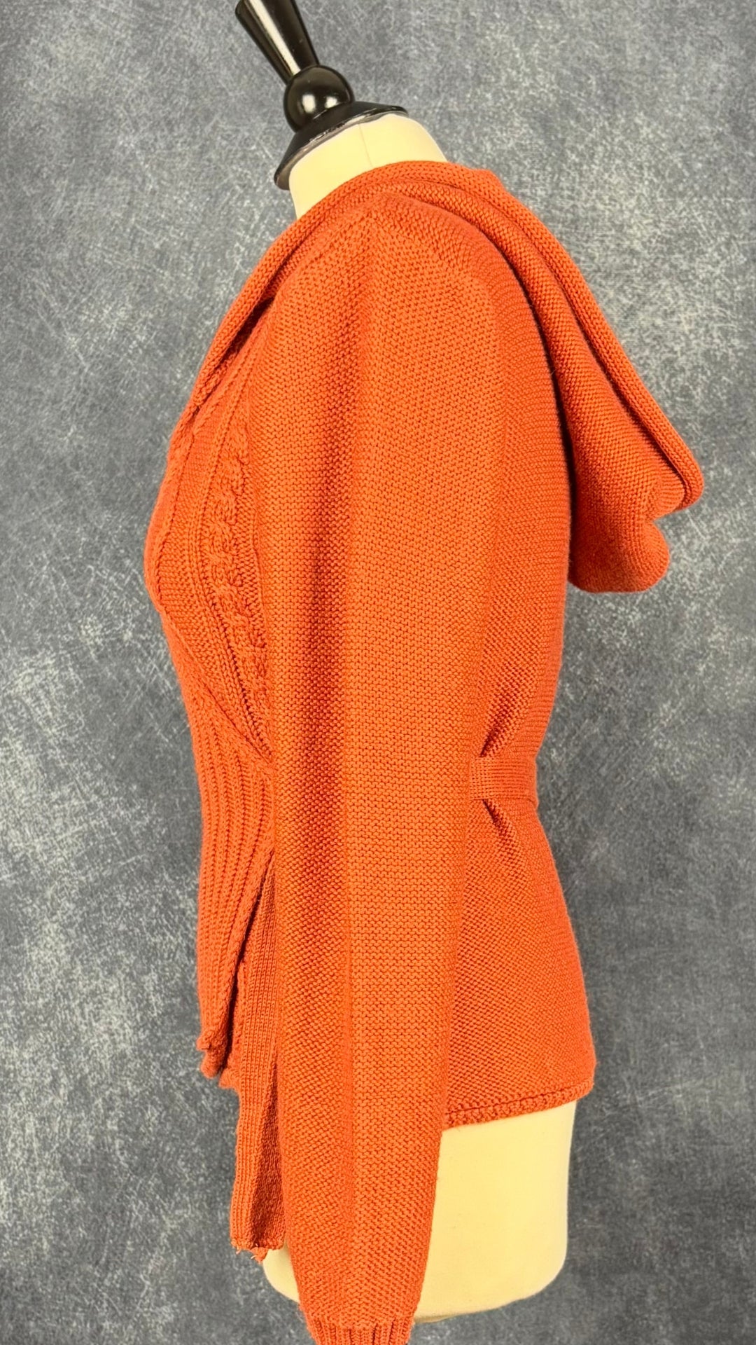 Chandail cache-coeur en tricot à capuchon couleur rouille Berretti, taille medium. Vue de côté.