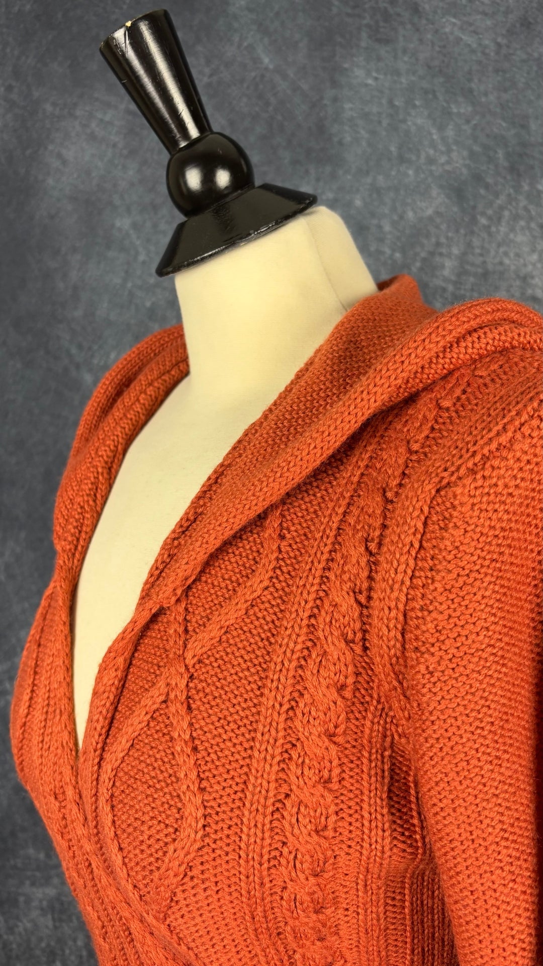 Chandail cache-coeur en tricot à capuchon couleur rouille Berretti, taille medium. Vue de l'encolure.