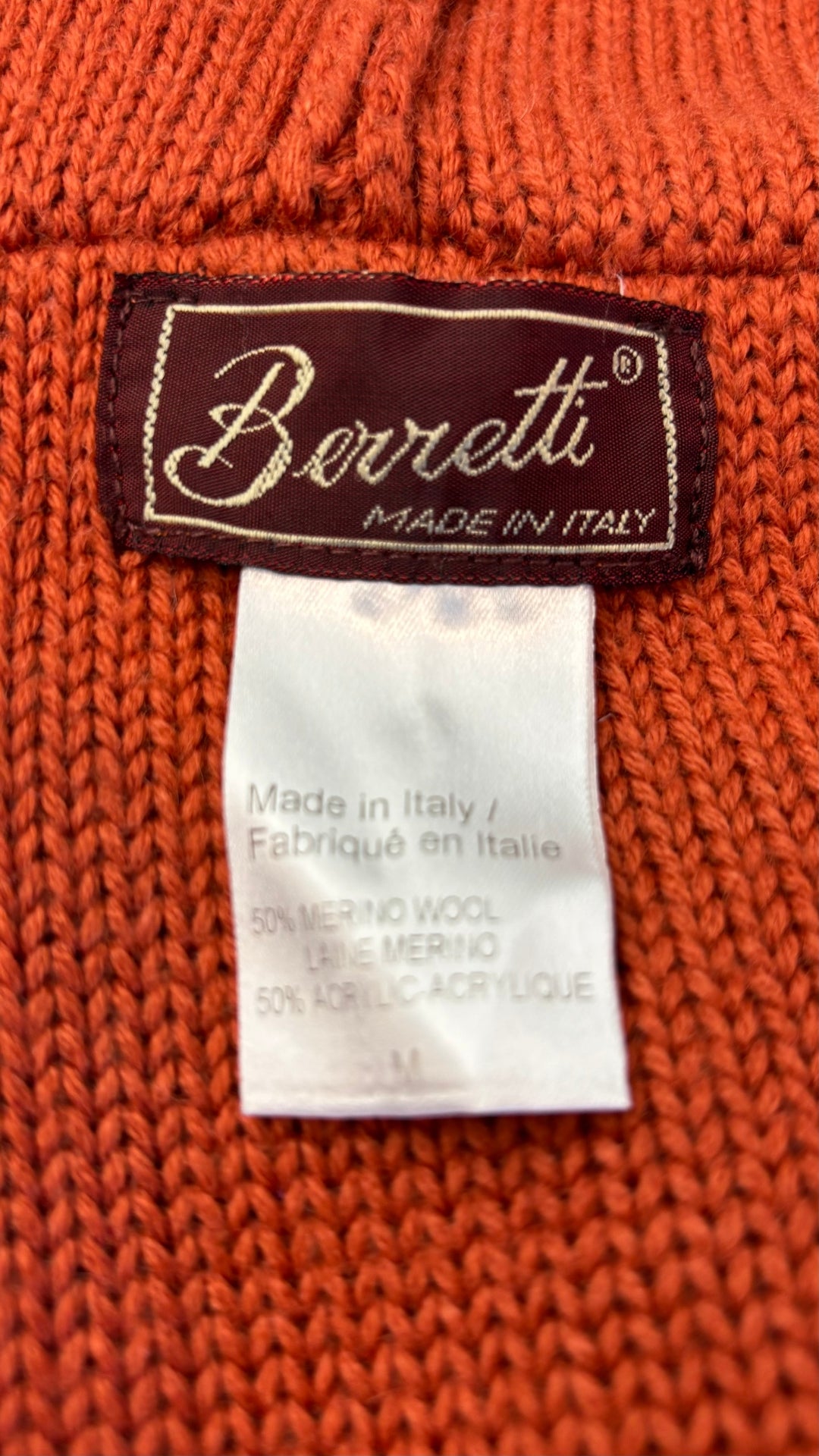 Chandail cache-coeur en tricot à capuchon couleur rouille Berretti, taille medium. Vue de l'étiquette.