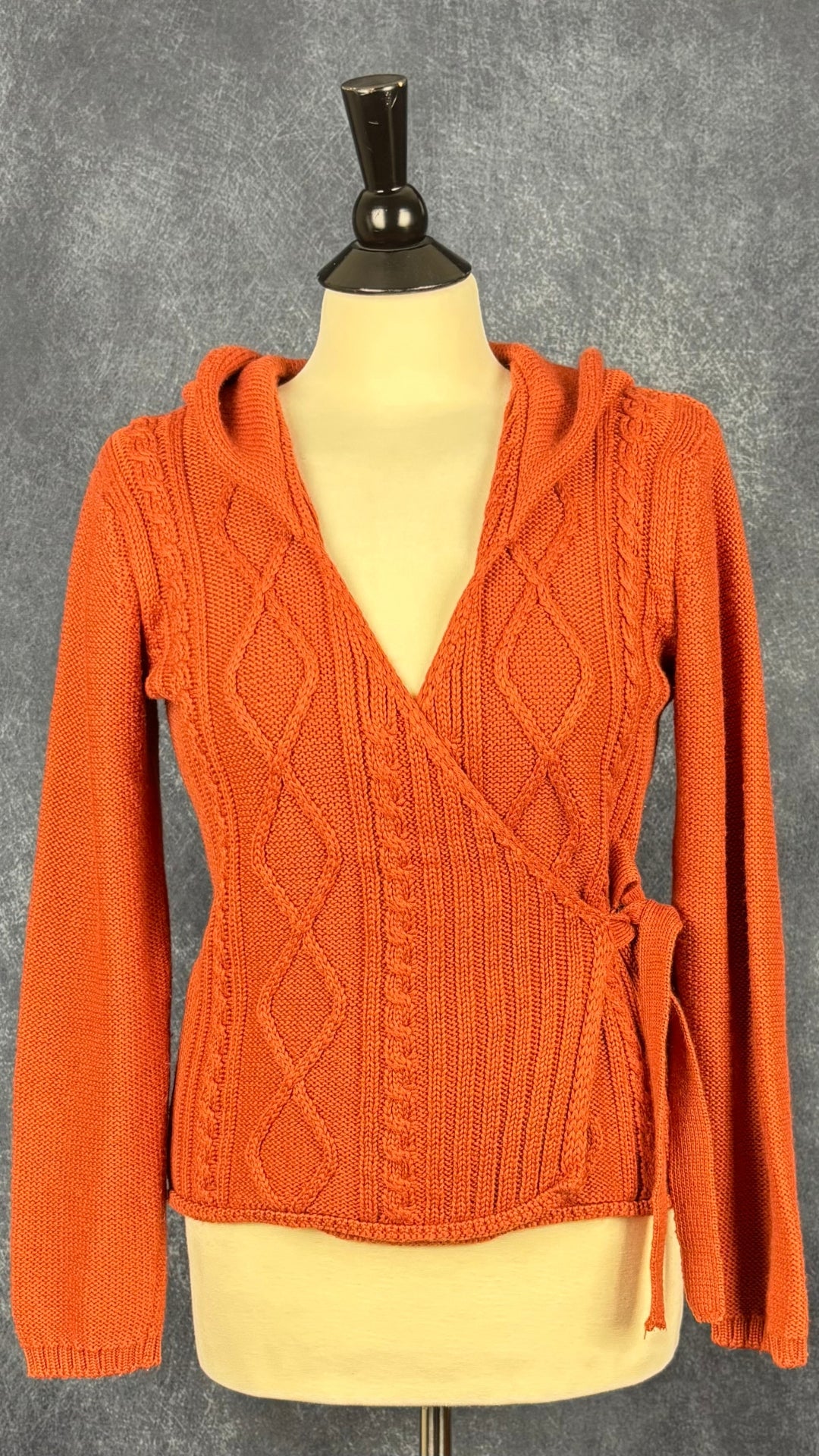 Chandail cache-coeur en tricot à capuchon couleur rouille Berretti, taille medium. Vue de face.