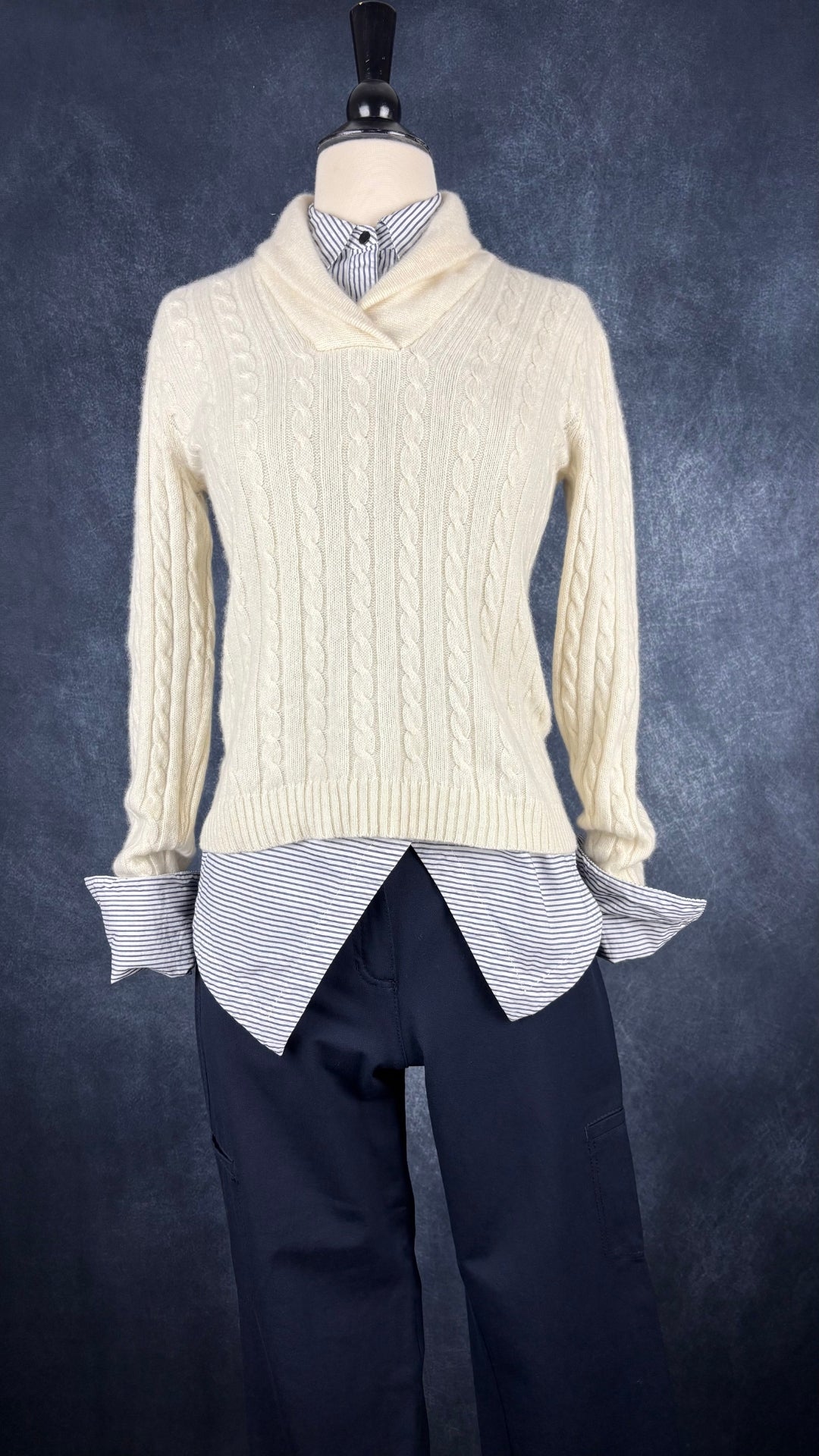Chandail crème à col châle en cachemire Lauren Ralph Lauren, taille small. Vue de l'agencement avec la blouse asymétrique à rayures Scotch & Soda et le pantalon marine Olsen.