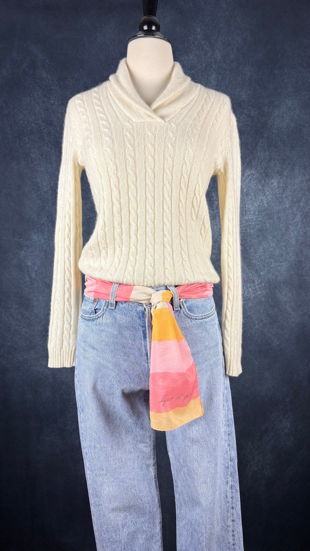 Chandail crème à col châle en cachemire Lauren Ralph Lauren, taille small. Vue de l'agencement avec le jeans Levi's et le foulard à rayures douces couleurs.