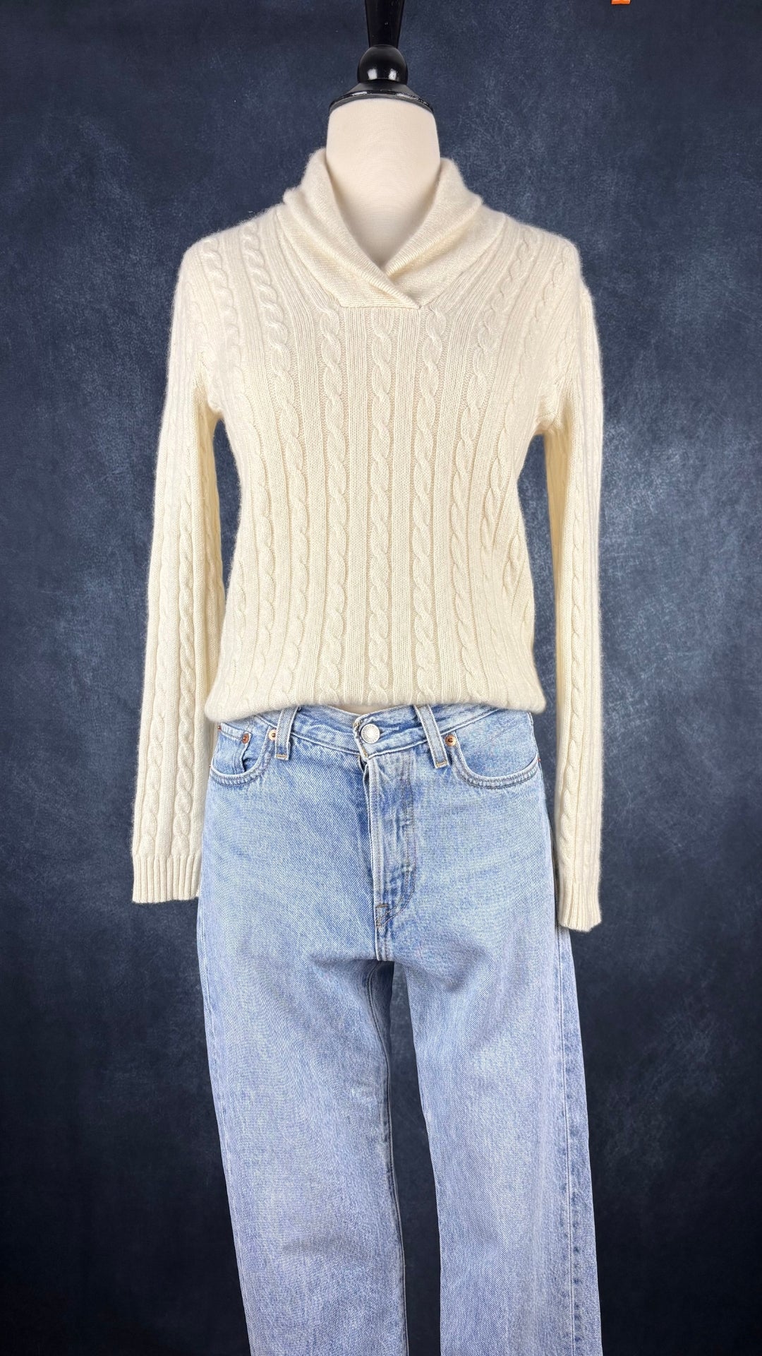 Chandail crème à col châle en cachemire Lauren Ralph Lauren, taille small. Vue de l'agencement avec le jeans Levi's.