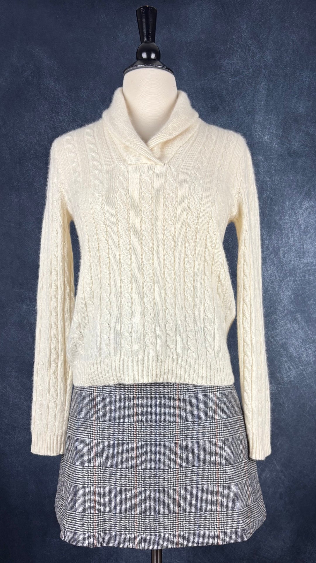 Chandail crème à col châle en cachemire Lauren Ralph Lauren, taille small. Vue de l'agencement avec la jupe Wilfred à carreaux prince de Galles en lainage.