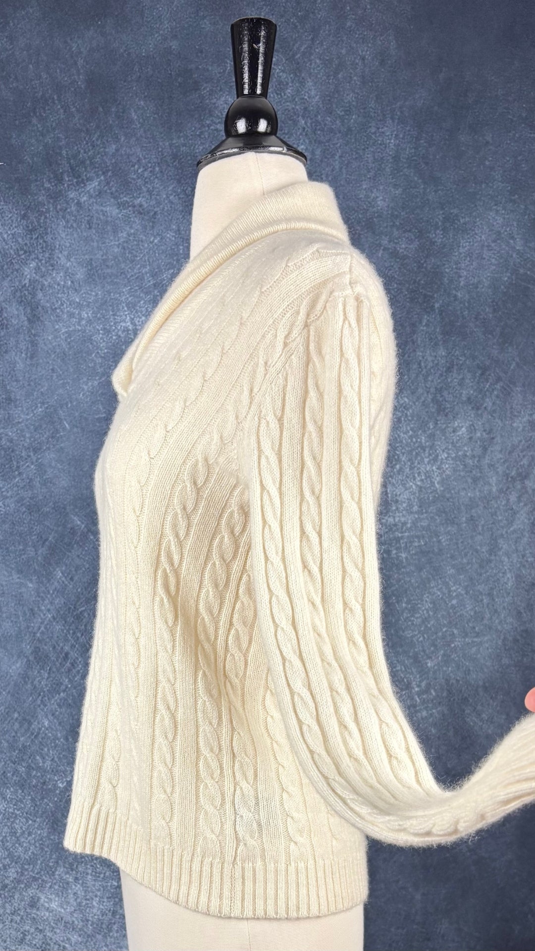 Chandail crème à col châle en cachemire Lauren Ralph Lauren, taille small. Vue de côté.
