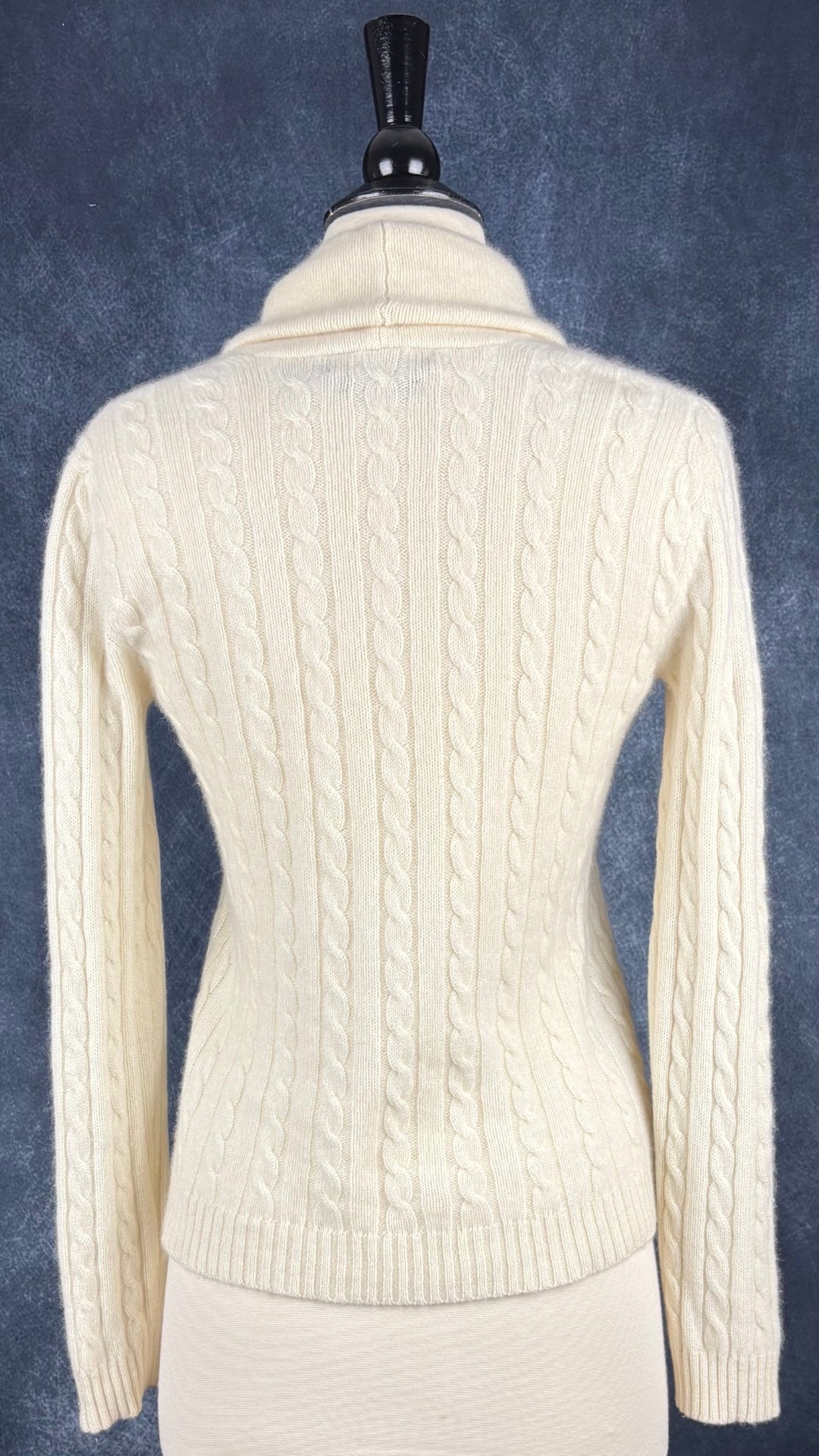 Chandail crème à col châle en cachemire Lauren Ralph Lauren, taille small. Vue de dos.
