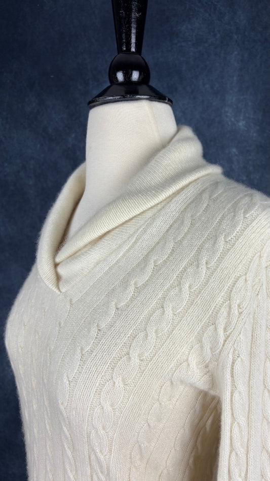 Chandail crème à col châle en cachemire Lauren Ralph Lauren, taille small. Vue de l'encolure.