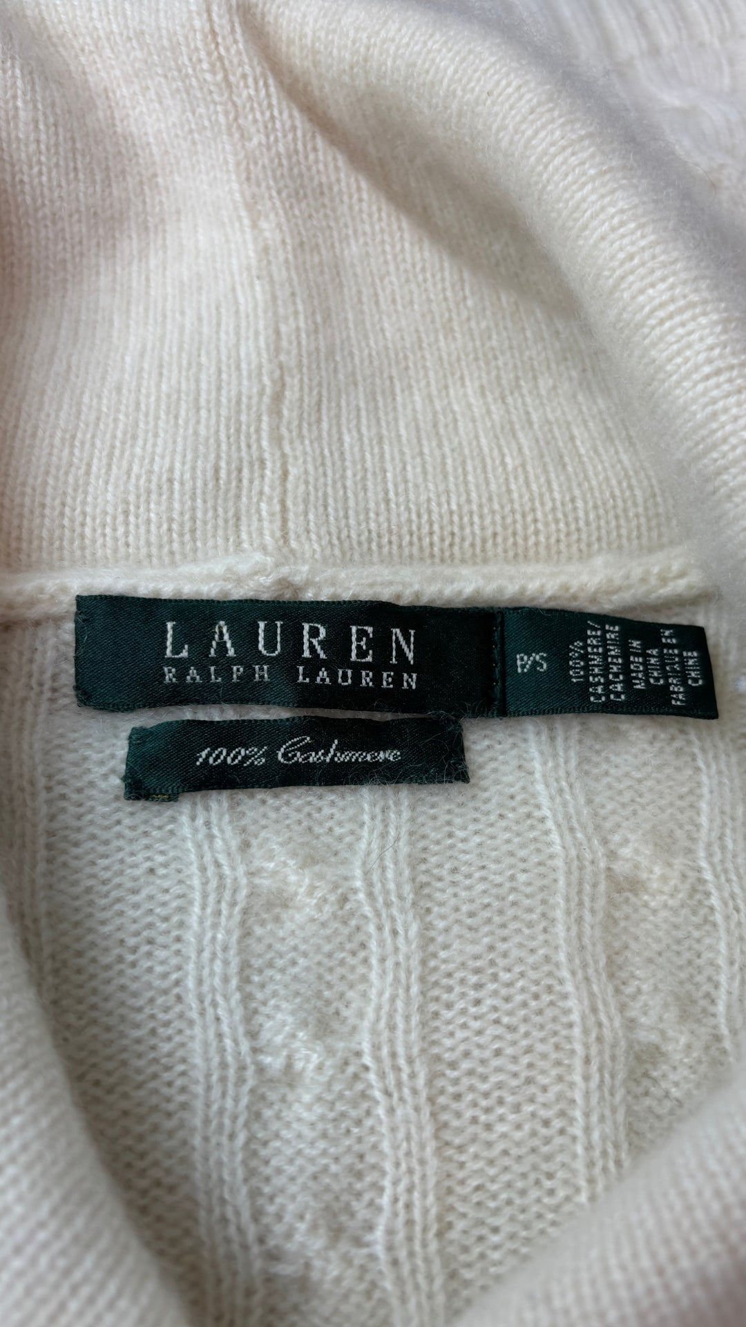 Chandail crème à col châle en cachemire Lauren Ralph Lauren, taille small. Vue de l'étiquette.