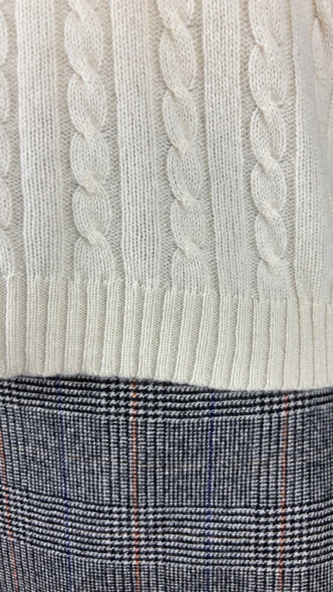 Chandail crème à col châle en cachemire Lauren Ralph Lauren, taille small. Vue de près de l'agencement avec la jupe à carreaux Wilfred.