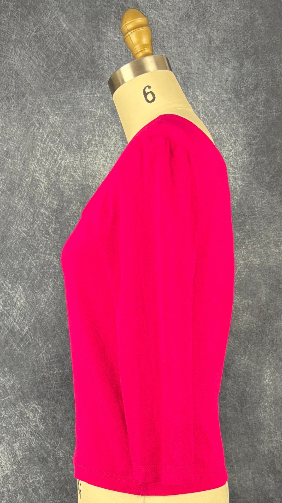 Chandail à col large en V rose fuchsia Isabelle Elie Boutique, taille estimée à s/m. Vue de côté.