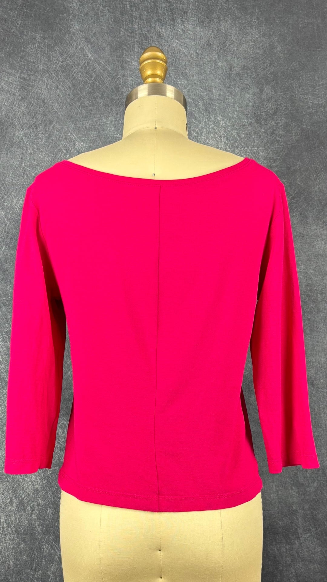 Chandail à col large en V rose fuchsia Isabelle Elie Boutique, taille estimée à s/m. Vue de dos.