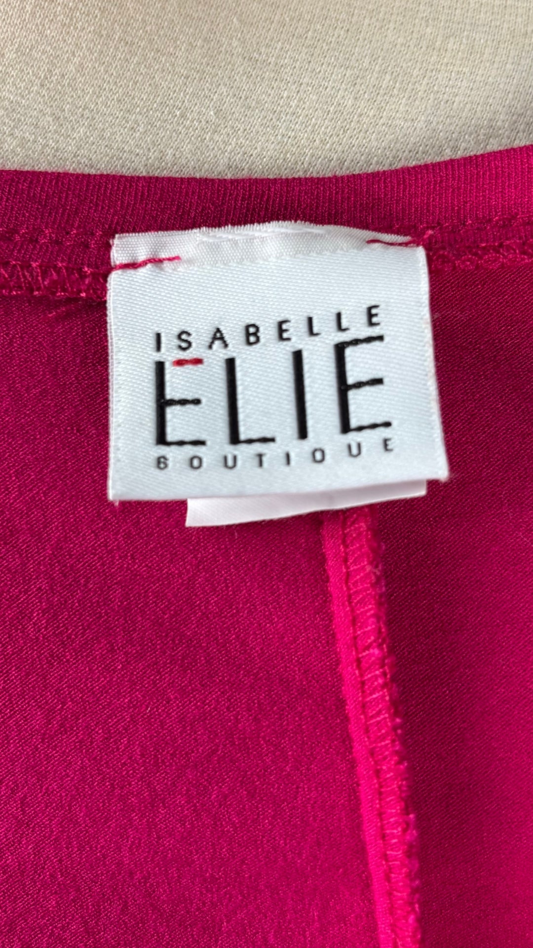 Chandail à col large en V rose fuchsia Isabelle Elie Boutique, taille estimée à s/m. Vue de l'étiquette.