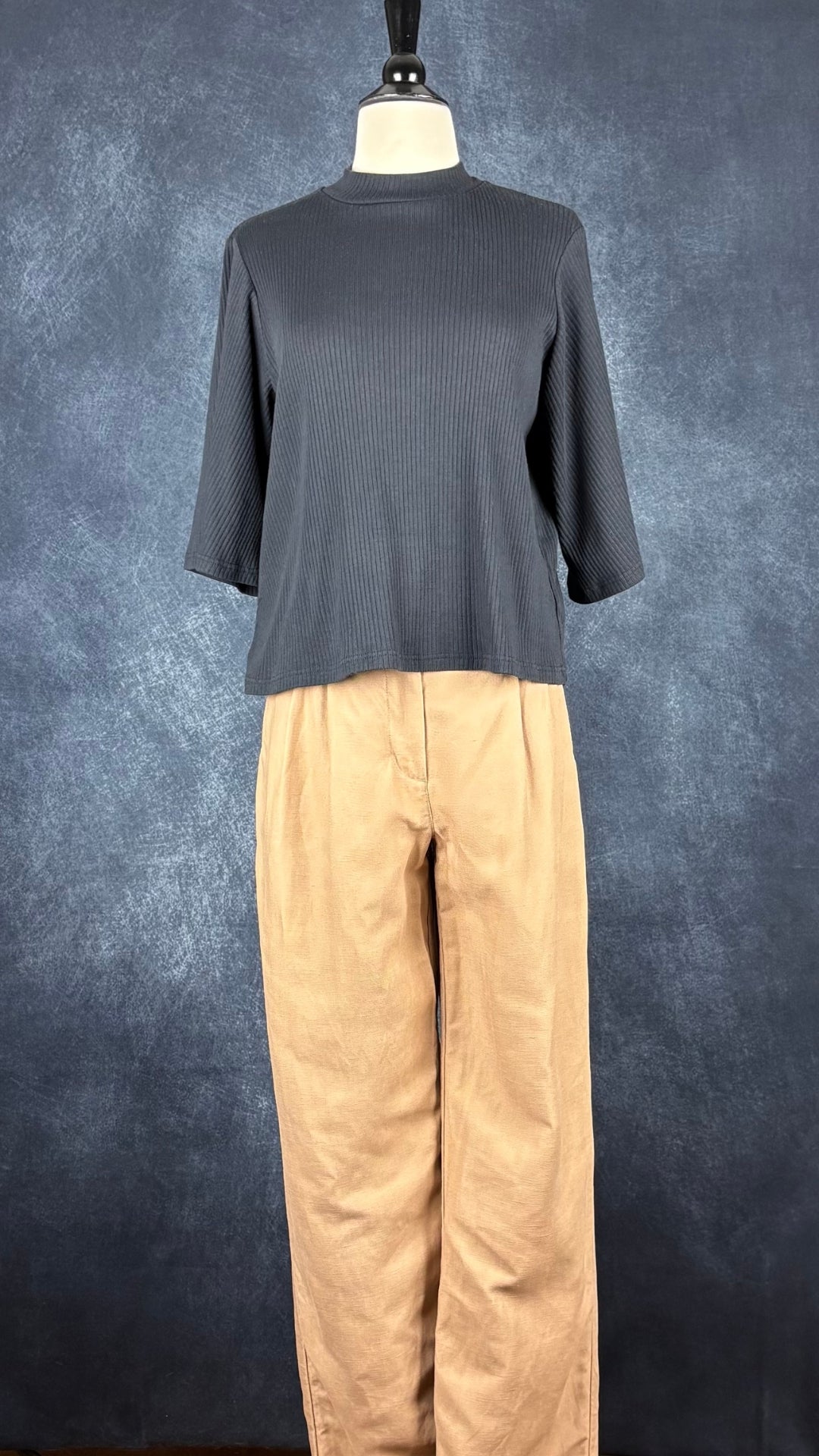 Chandail côtelé charcoal qui tire sur le marine, à manches trompettes, Mas Montréal, taille small. Vue de l'agencement avec le pantalon beige tan Wilfred.