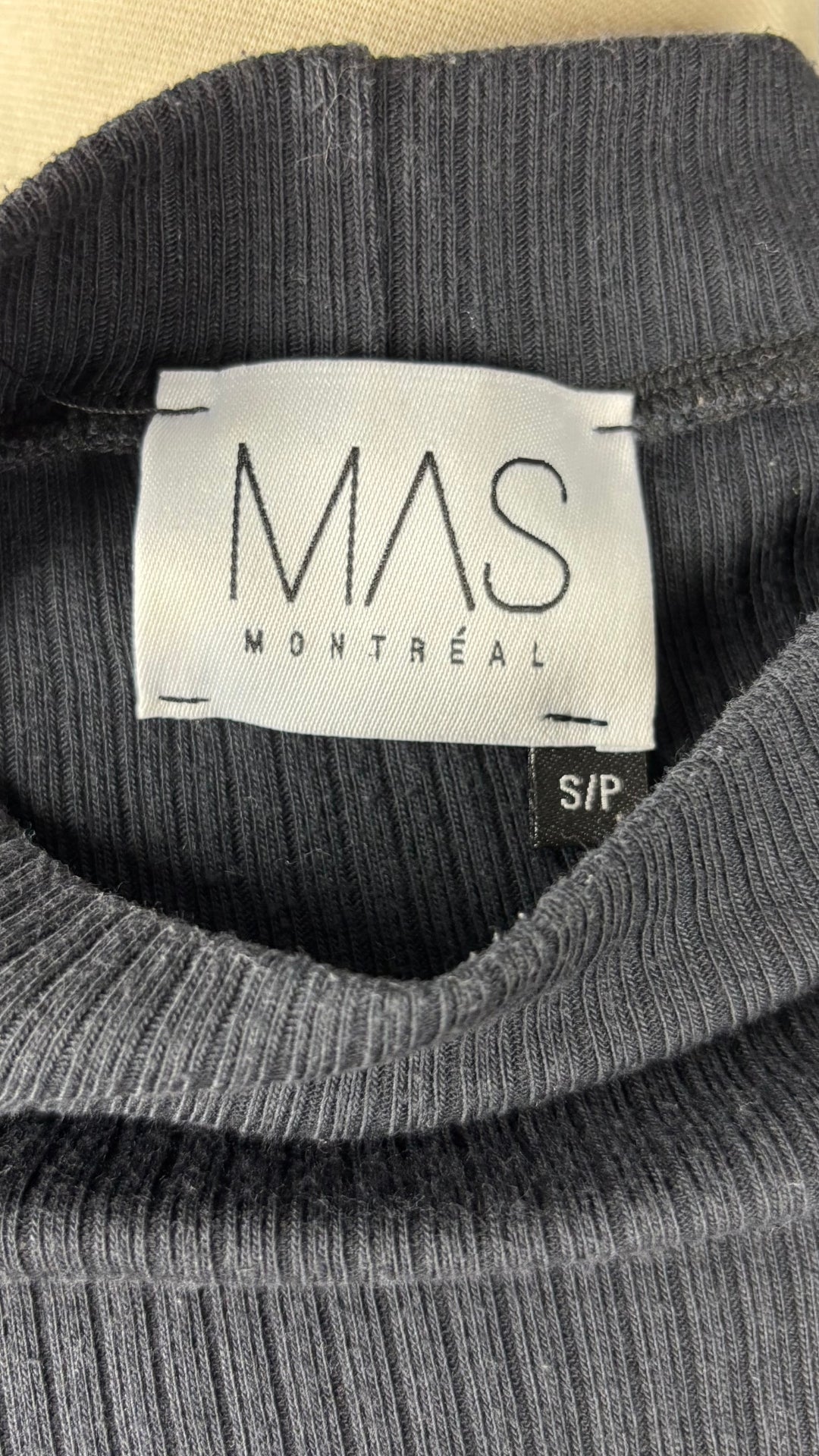 Chandail côtelé charcoal qui tire sur le marine, à manches trompettes, Mas Montréal, taille small. Vue de l'étiquette.