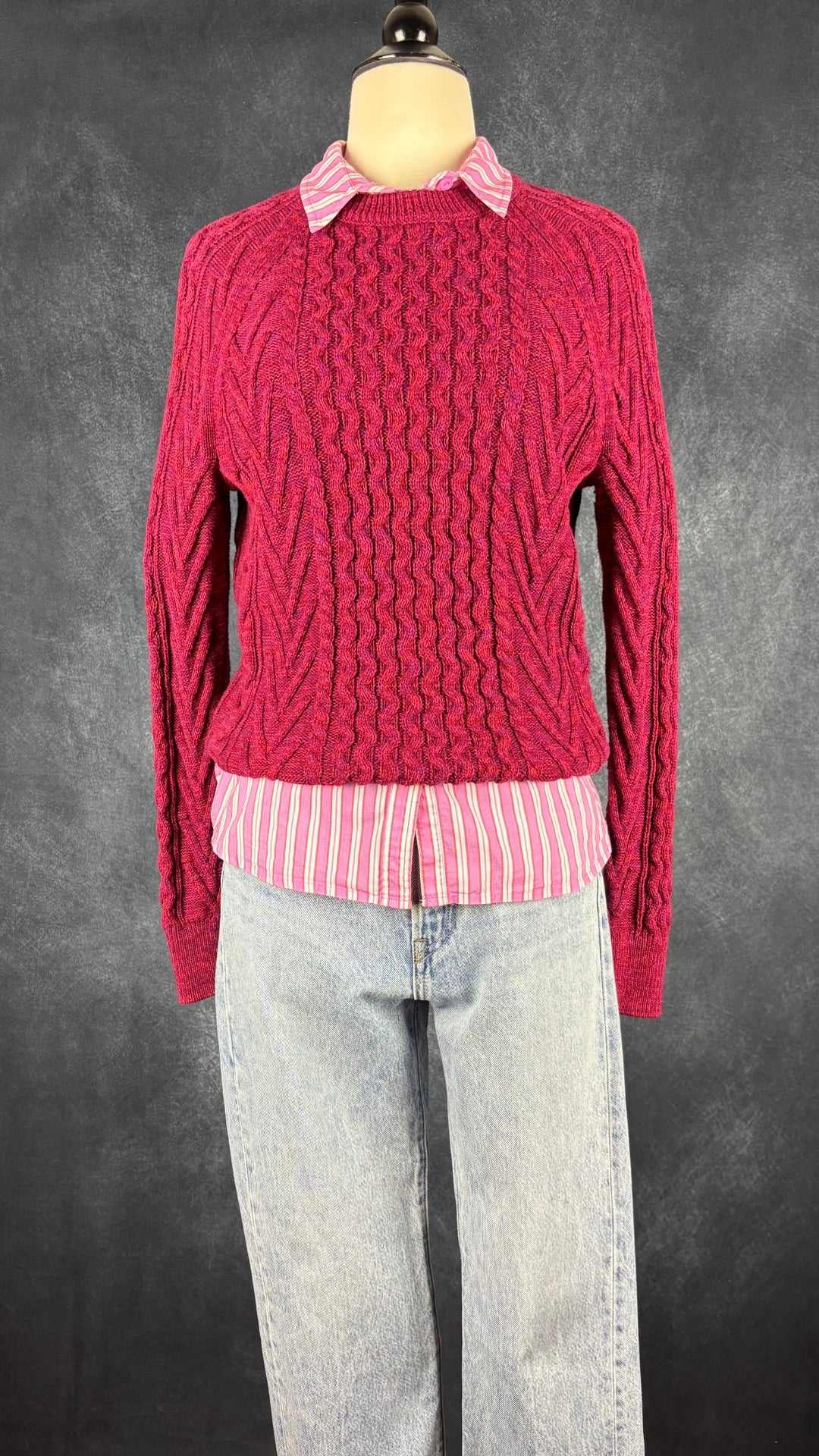 Chandail framboise en tricot de coton torsadé Gap, taille small. Vue de l'agencement avec le jeans pâle Levi's et le chemisier à rayures Circle of Trust.
