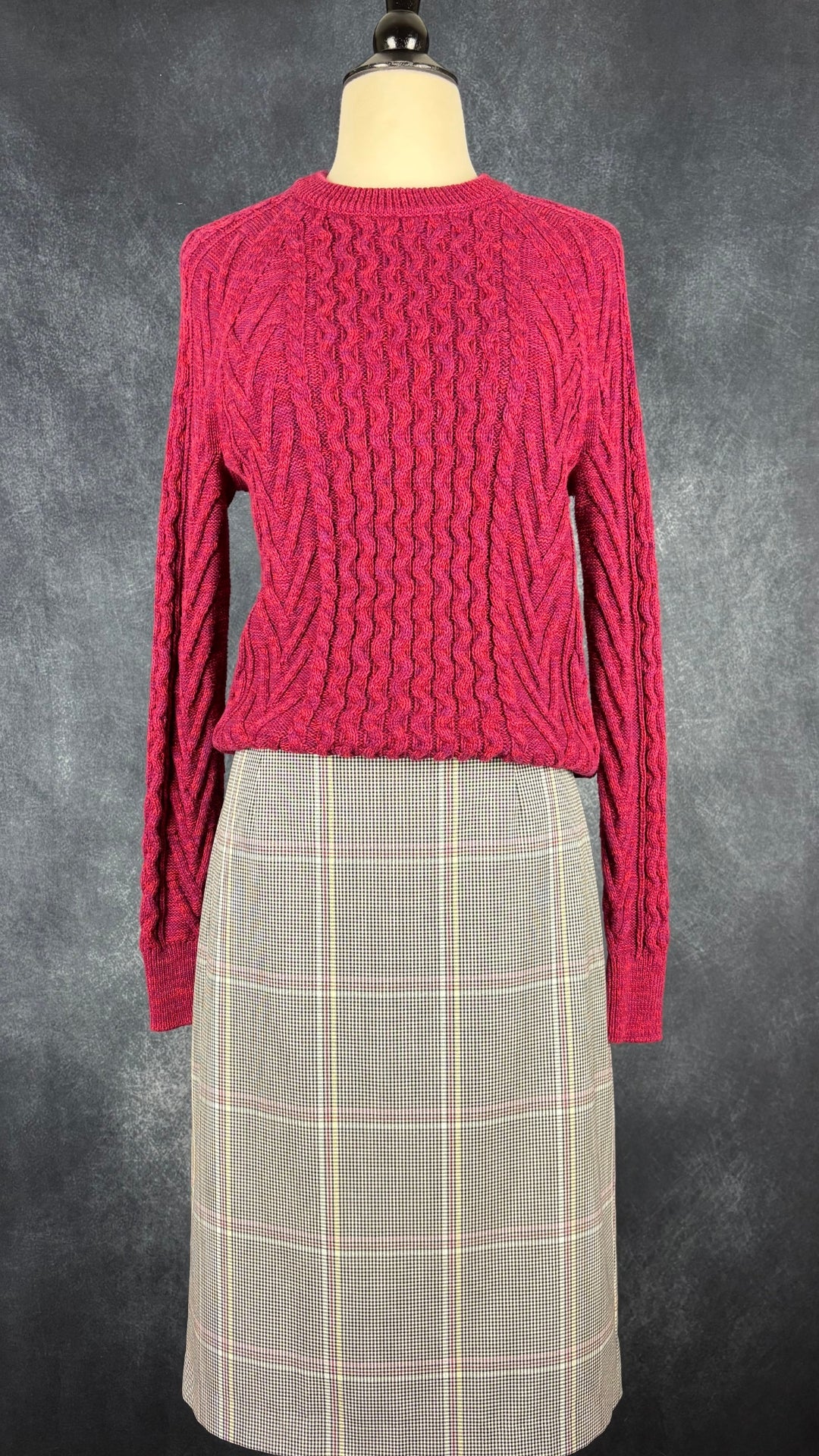 Chandail framboise en tricot de coton torsadé Gap, taille small. Vue de l'agencement avec la jupe à carreaux colorés Tristan.